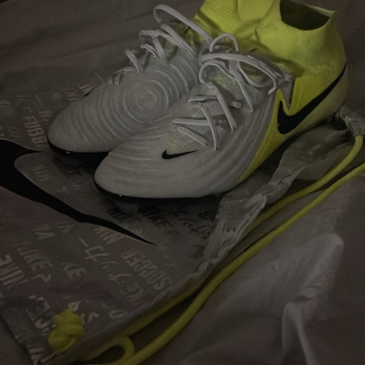 Nike Phantom Luna 2 Elite FG  Metallic Silver Volt 착용 스타일 - 1