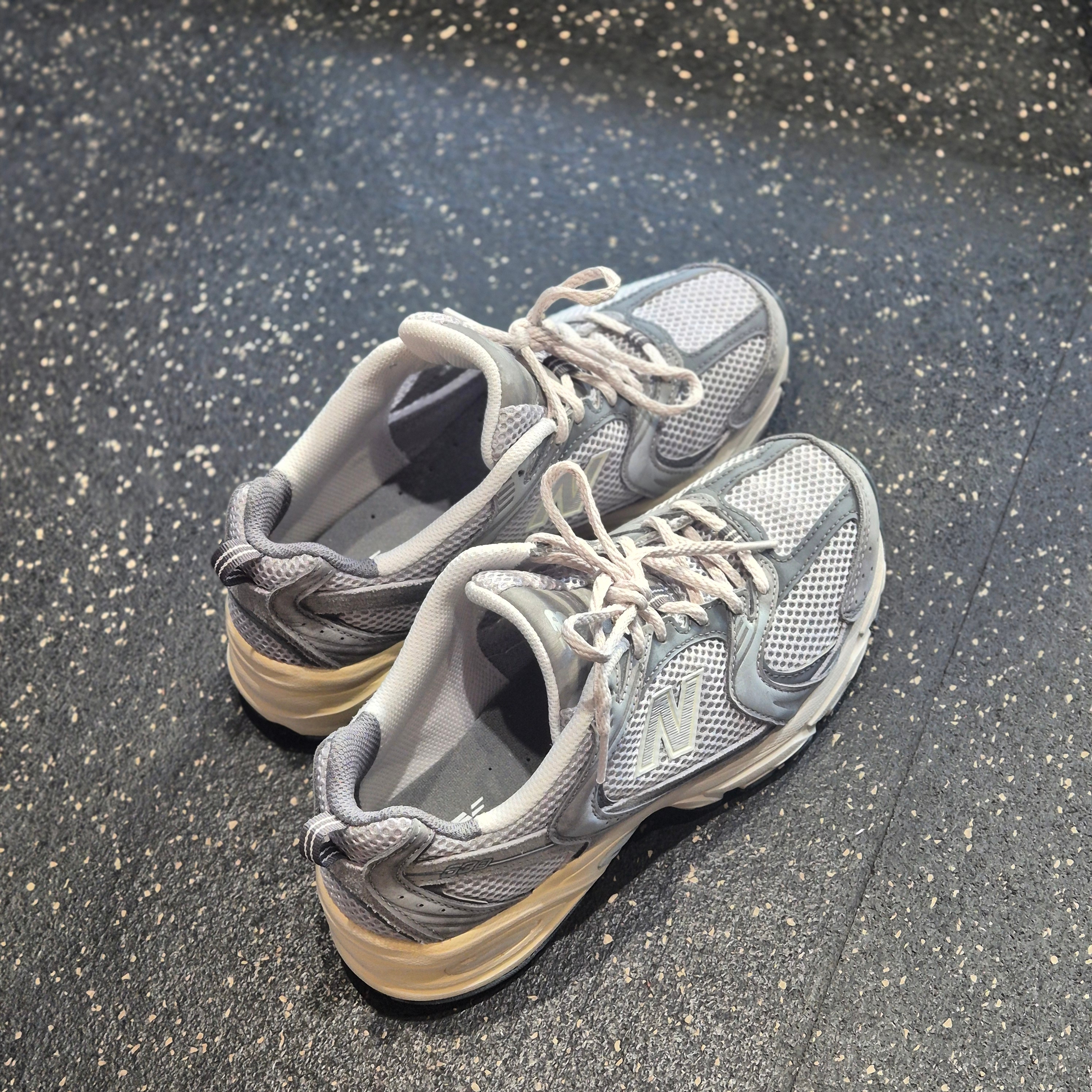 New Balance 530 Premium Vintage Grey Matter 착용 스타일