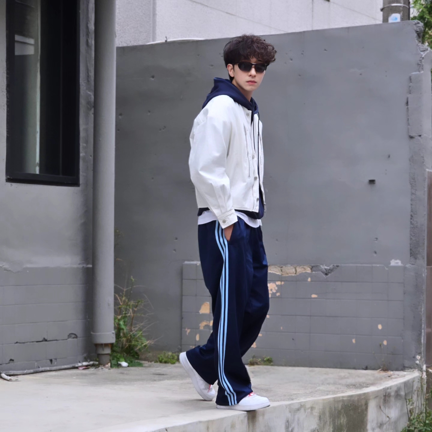 Adidas Adicolor Baggy Fit Firebird Track Pants Night Indigo - KR Sizing, Adidas Adicolor Baggy Fit Firebird Track Pants Night Indigo - US Sizing 착용 스타일 - 6