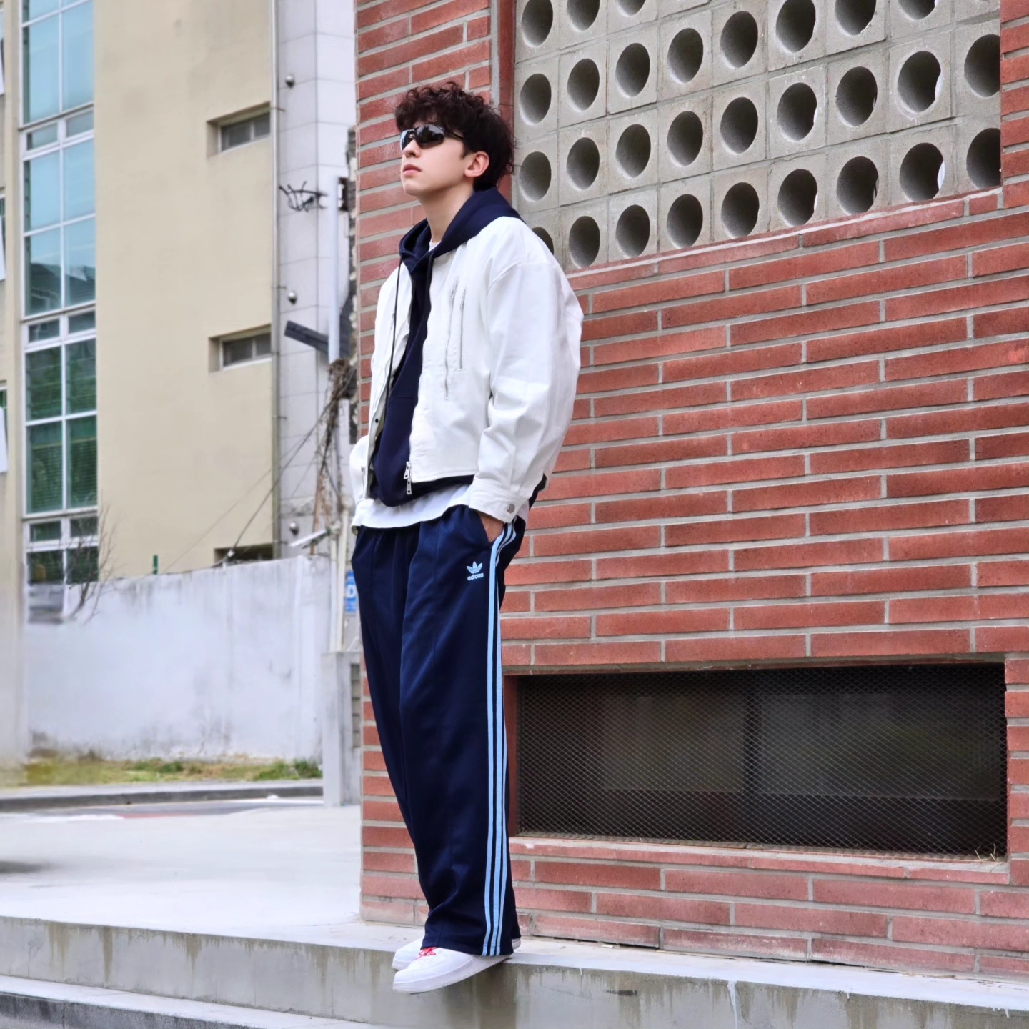 Adidas Adicolor Baggy Fit Firebird Track Pants Night Indigo - KR Sizing, Adidas Adicolor Baggy Fit Firebird Track Pants Night Indigo - US Sizing 착용 스타일 - 4