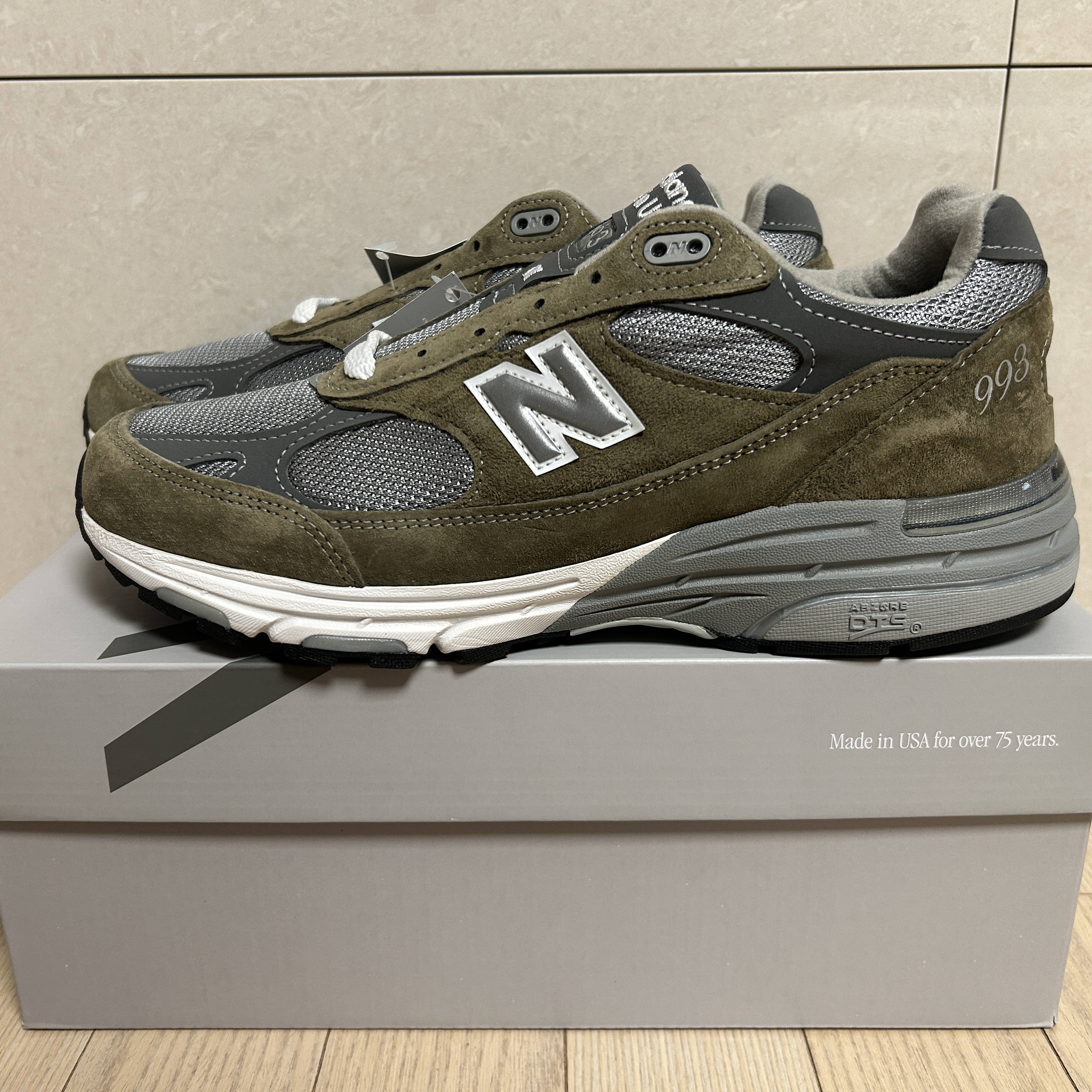 New Balance 993 Made in USA Covert Green Medium Grey - D Standard 착용 스타일