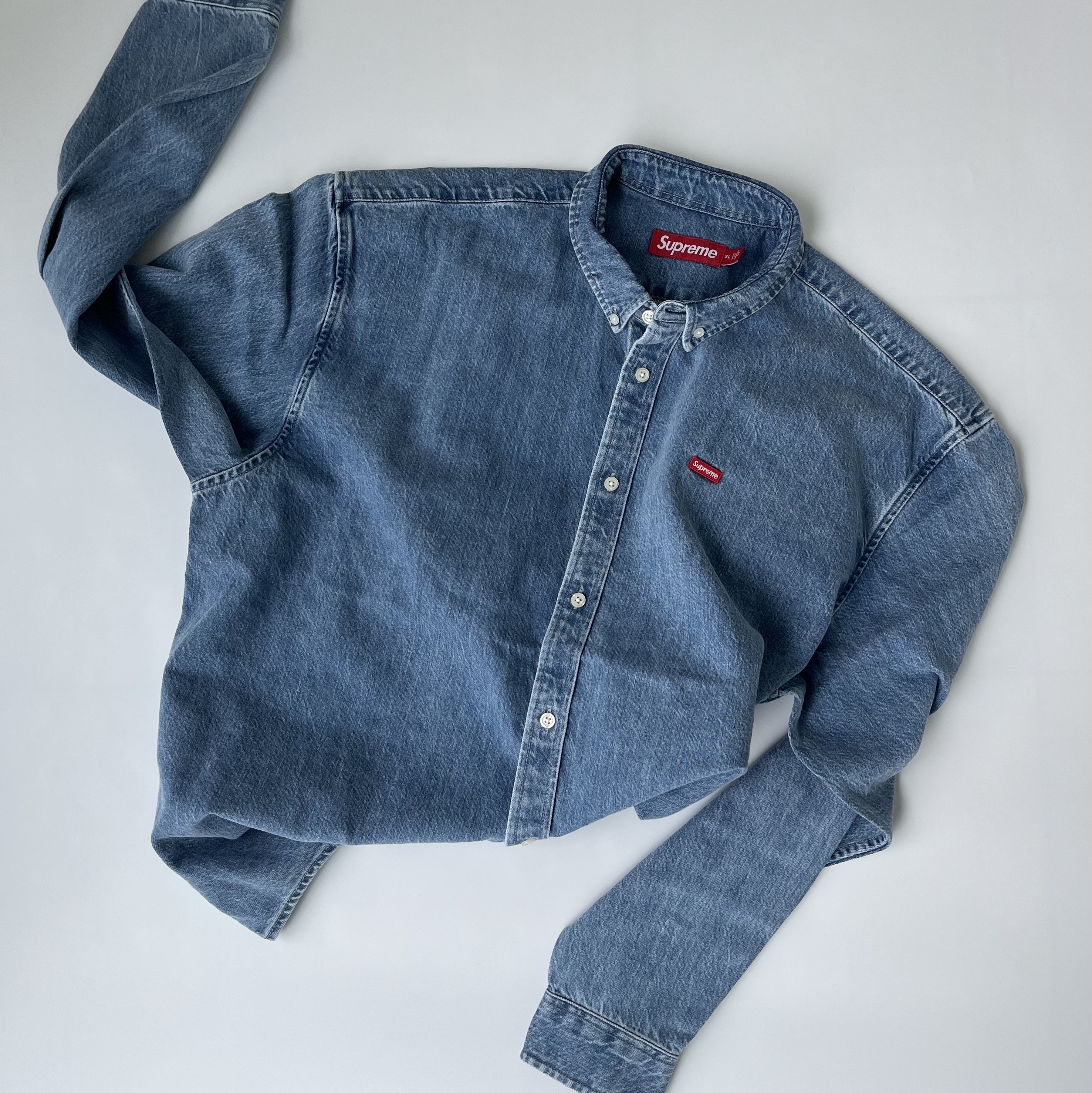 Supreme Small Box Denim Shirt Washed Indigo - 25SS, Supreme Small Box Shirt Rinsed Denim - 24FW 착용 스타일 - 3