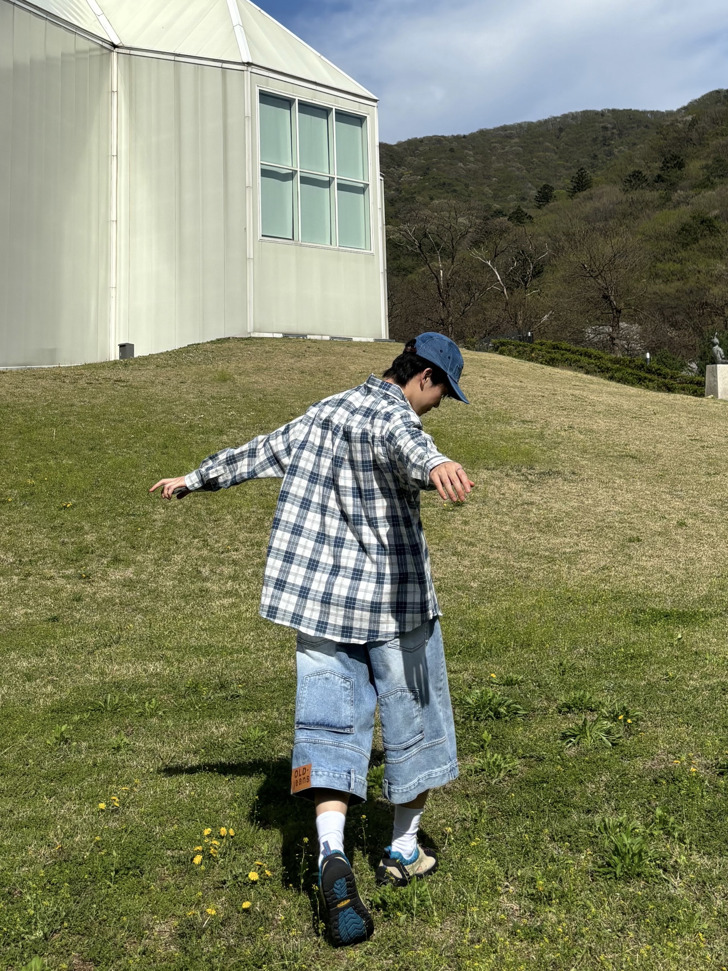 Supreme Washed Chino Twill Camp Cap Denim - 24FW, Keen Jasper Rocks SP Sneakers Beige 착용 스타일 - 3