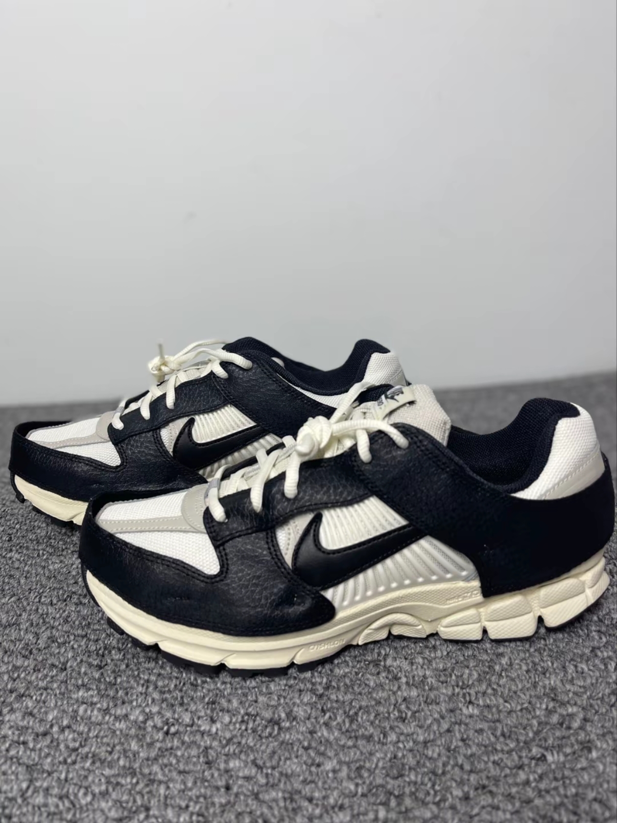 (W) Nike Zoom Vomero 5 Wolf Grey and Black 착용 스타일