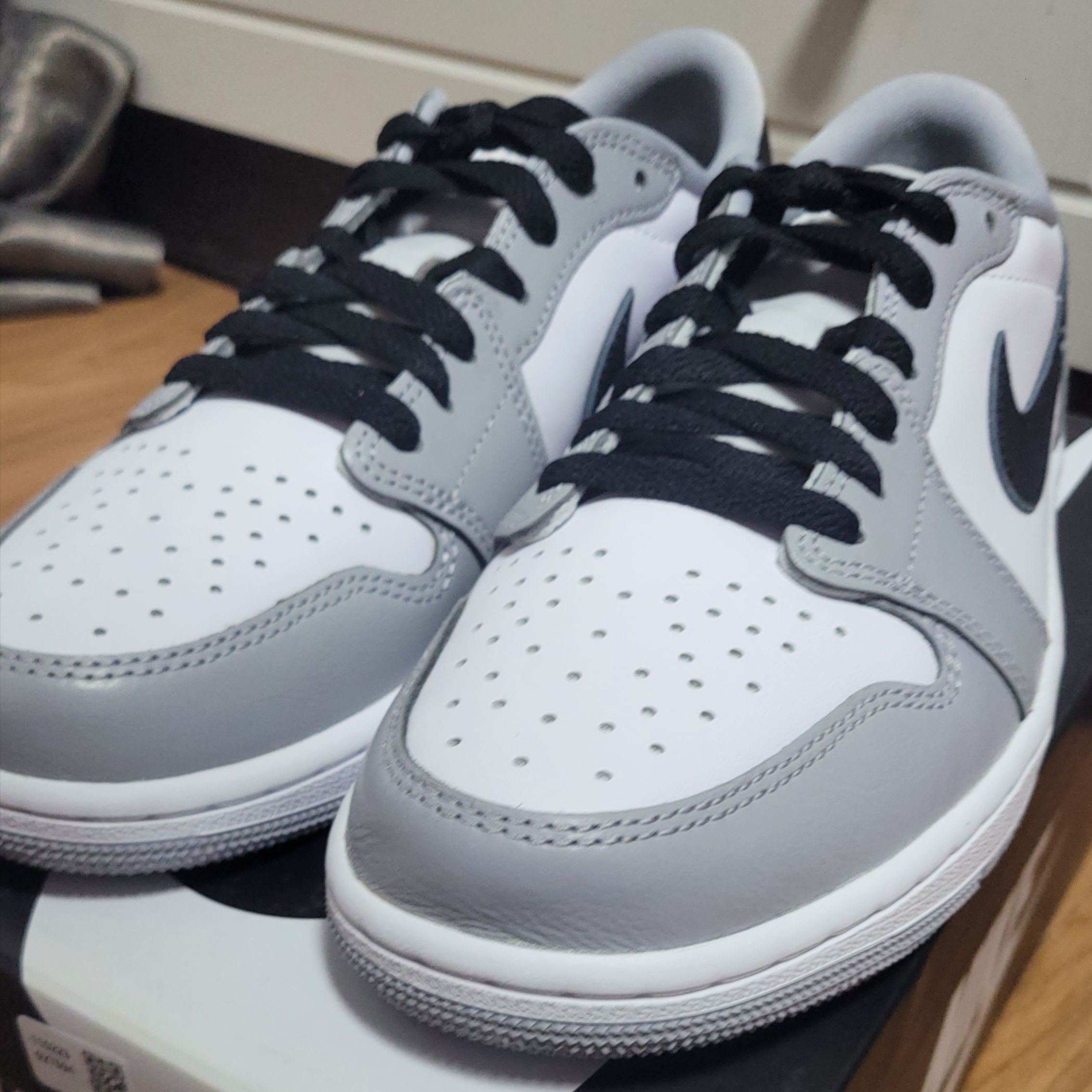 Jordan 1 Retro Low OG Wolf Grey and White 착용 스타일