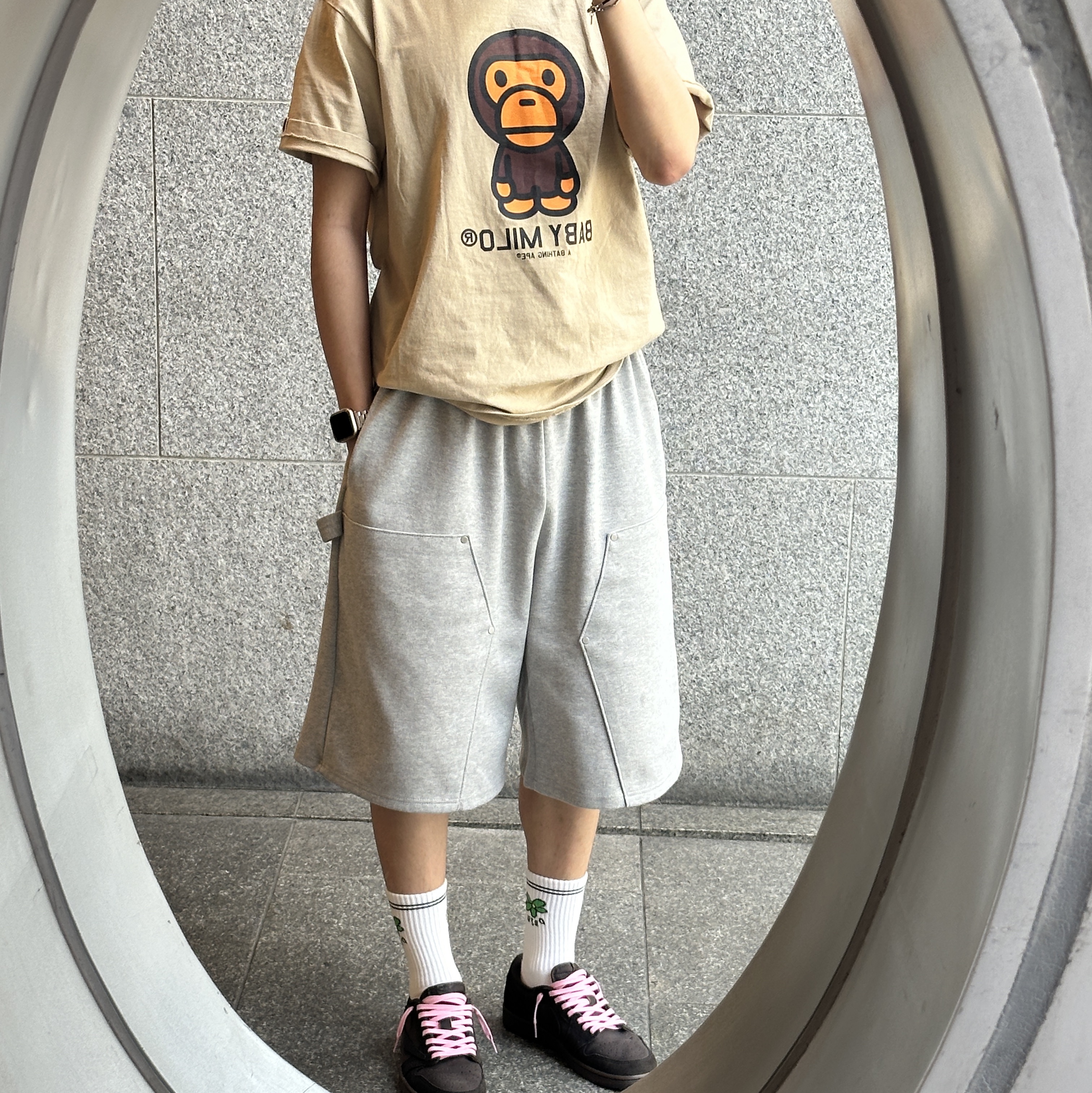 Jordan 1 x Travis Scott Retro Low OG SP Velvet Brown and Dark Mocha, BAPE Baby Milo T-Shirt Beige 착용 스타일