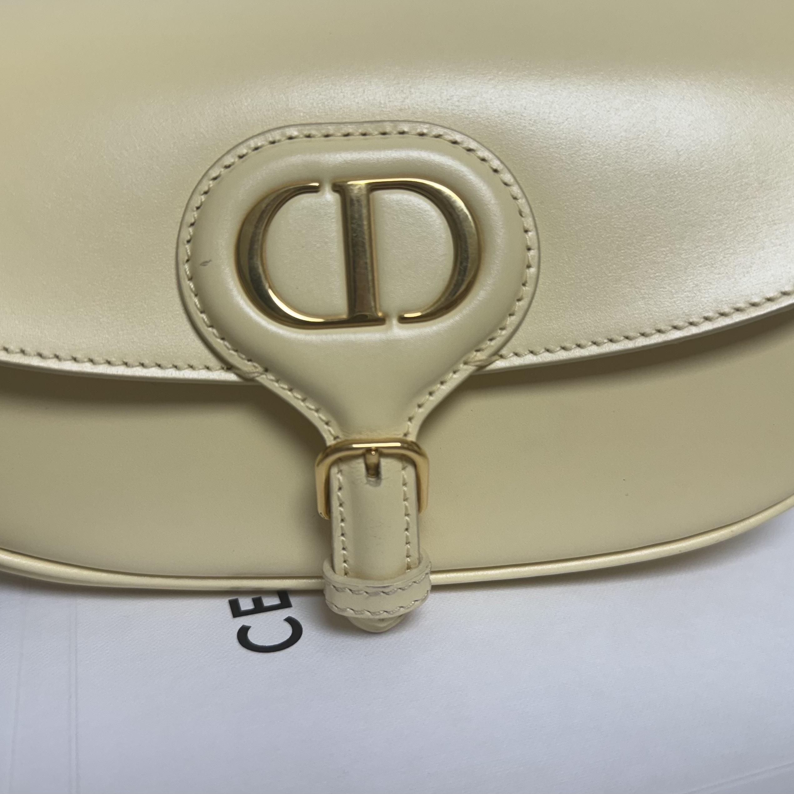 Dior Bobby East-West Bag Box Calfskin Pale Yellow Gold 착용 스타일 - 5