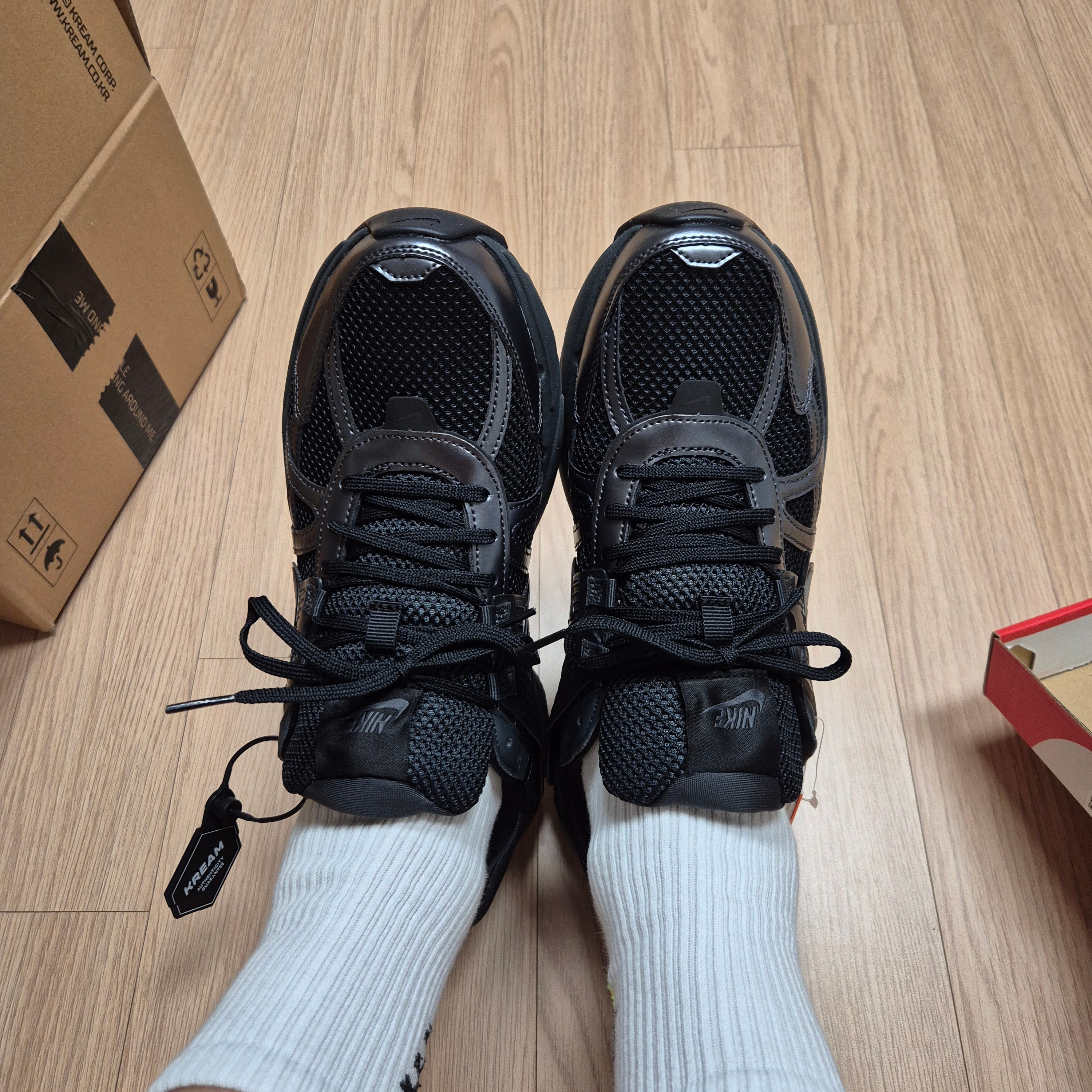 Nike V2K Run Black Anthracite 착용 스타일