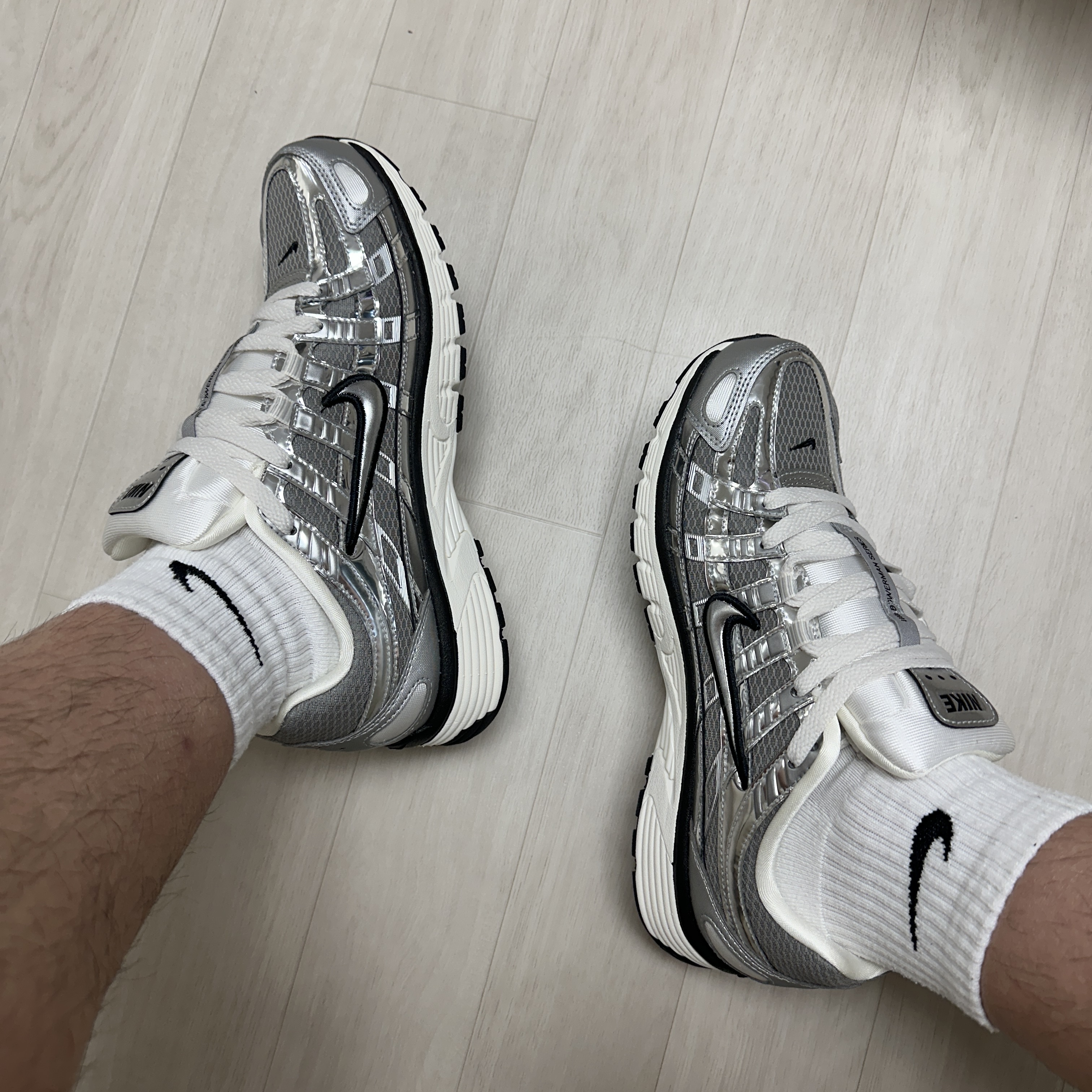 Nike P-6000 Metallic Silver 착용 스타일