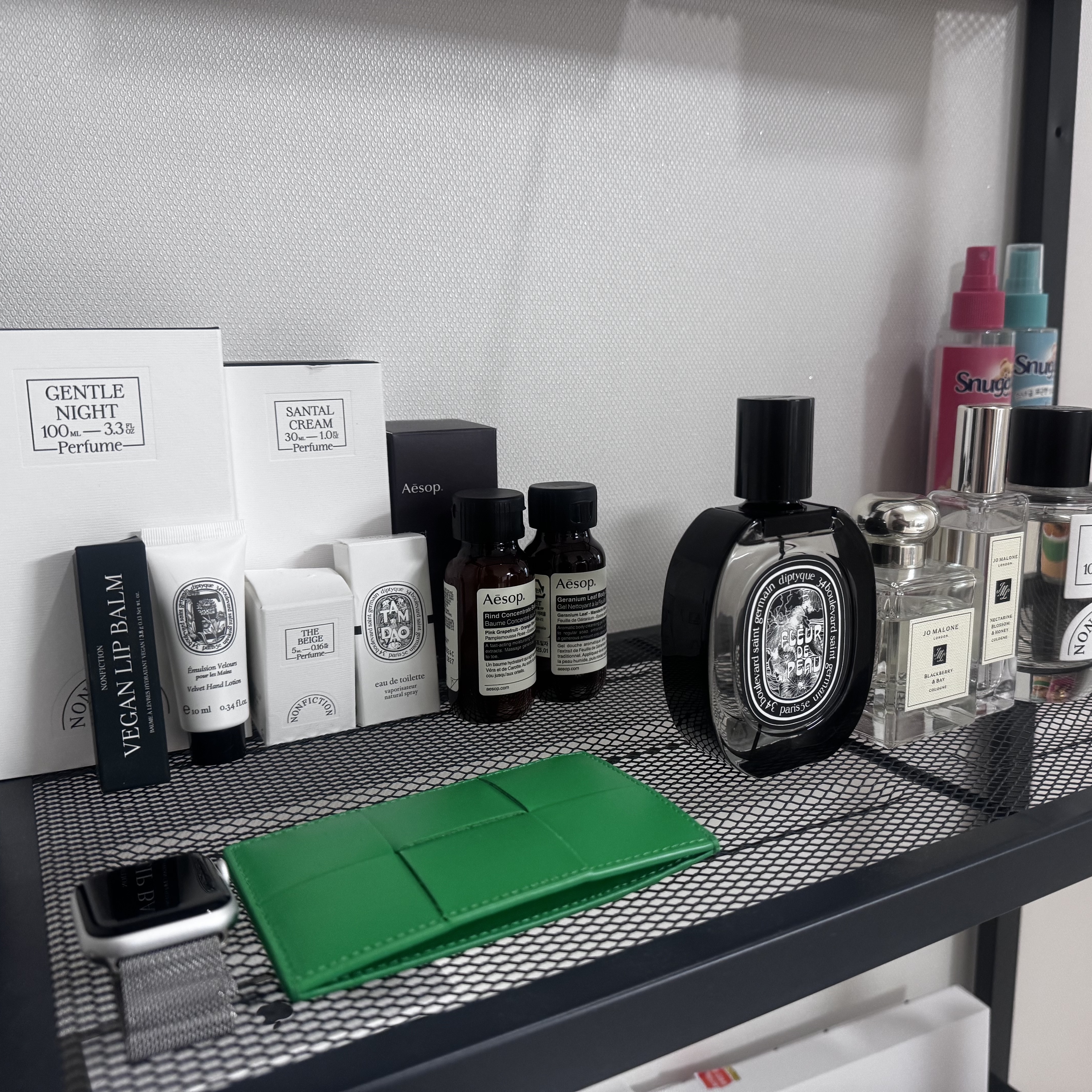 Bottega Veneta Credit Card Case Calfskin Parakeet, Diptyque Fleur De Peau Eau De Parfum 75ml 착용 스타일