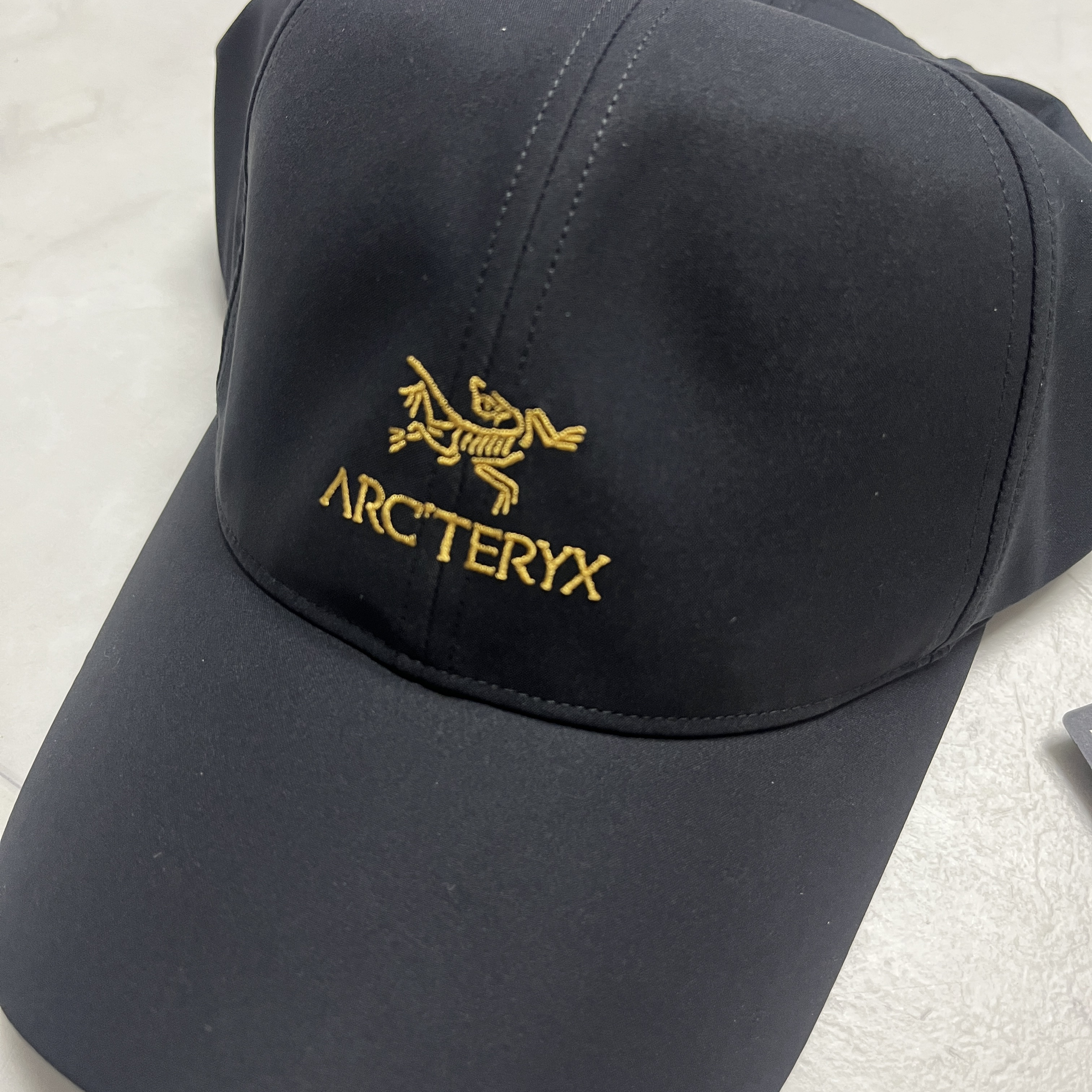 Arc'teryx Bird Word Cap 24K Black 착용 스타일