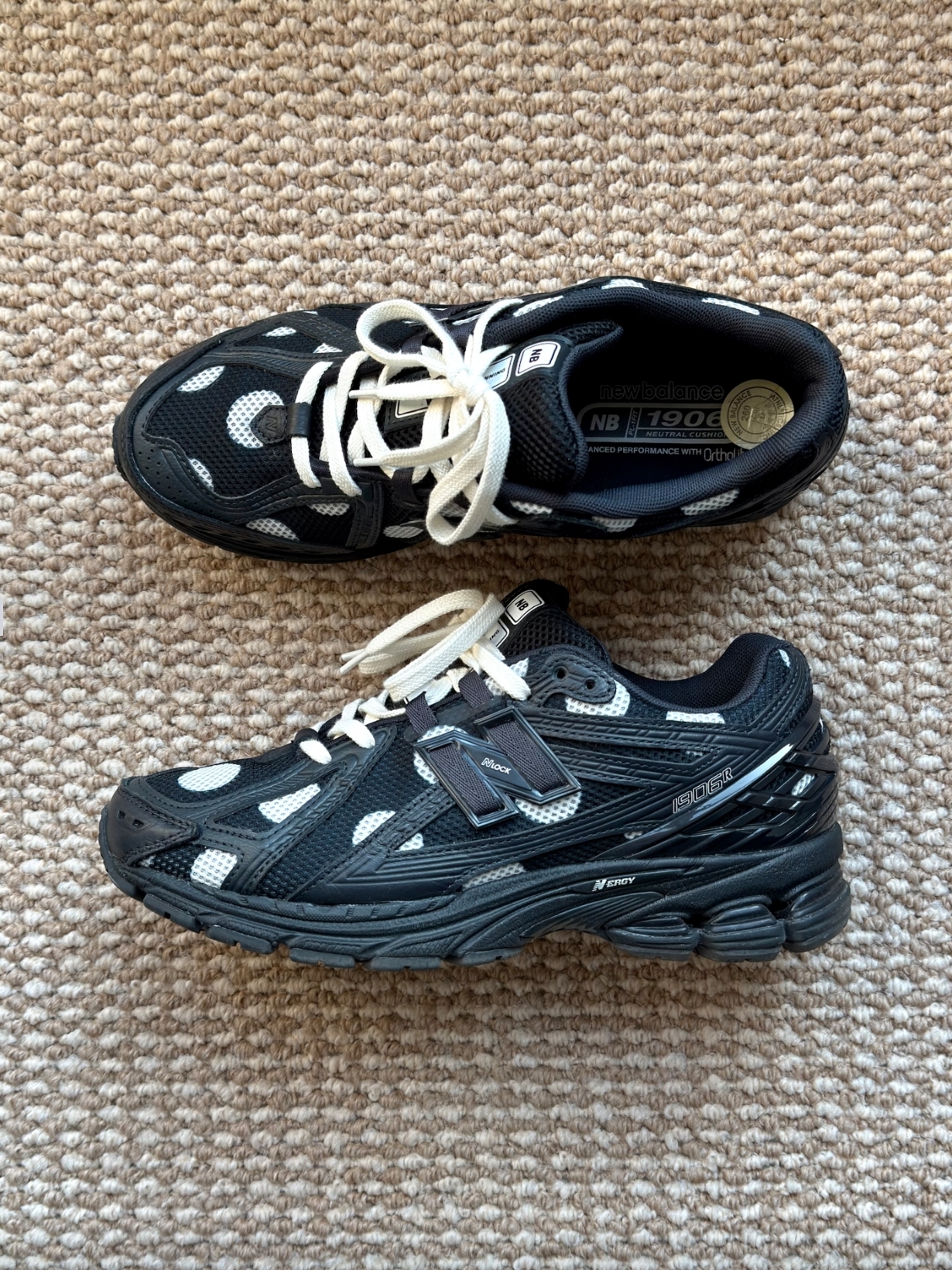 New Balance 1906R Polka Dot Black 착용 스타일