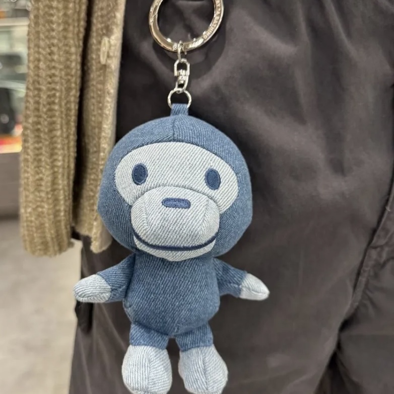 BAPE Baby Milo Plush Denim Doll Keychain Light Indigo 착용 스타일