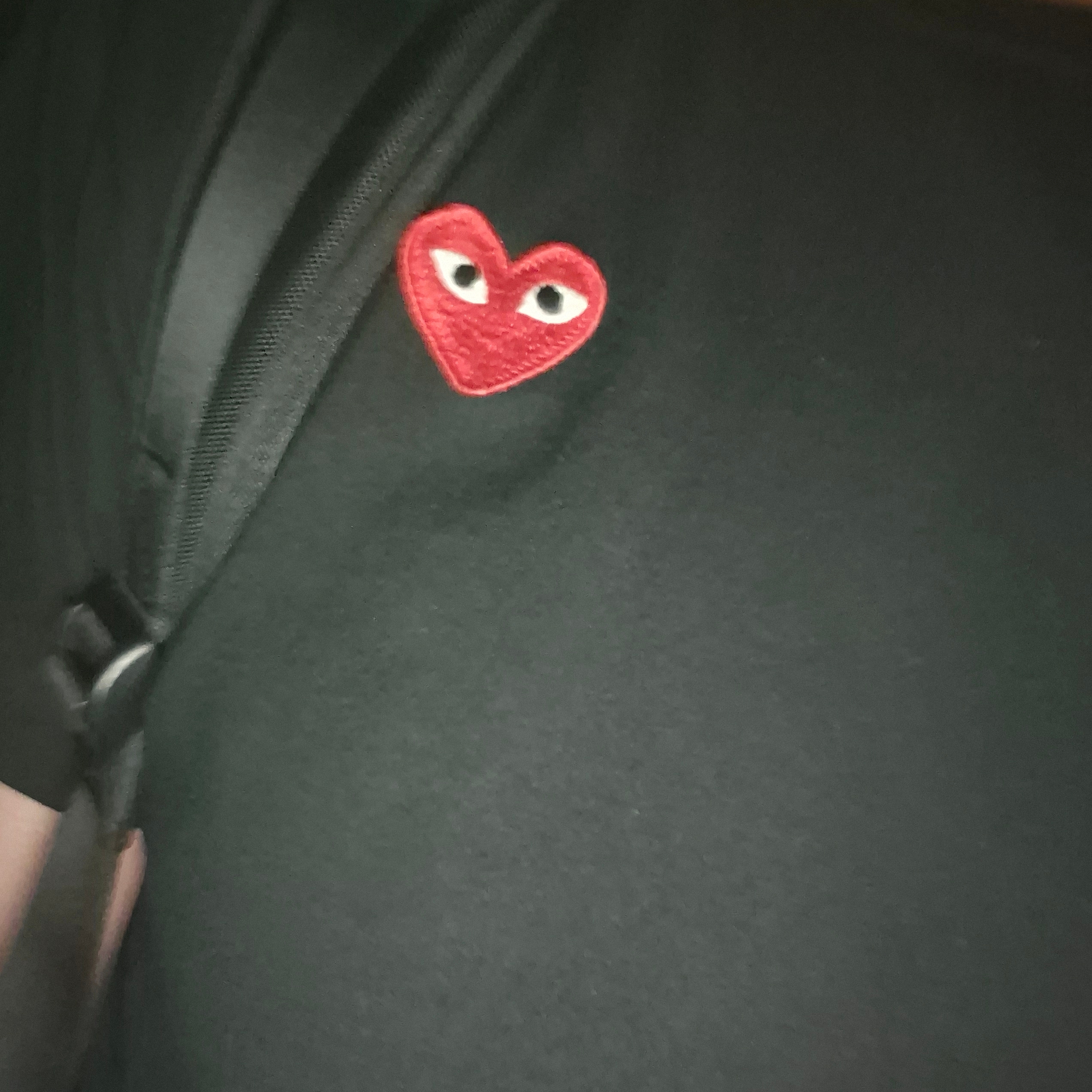 Play Comme des Garcons Red Heart T-Shirt Black 착용 스타일