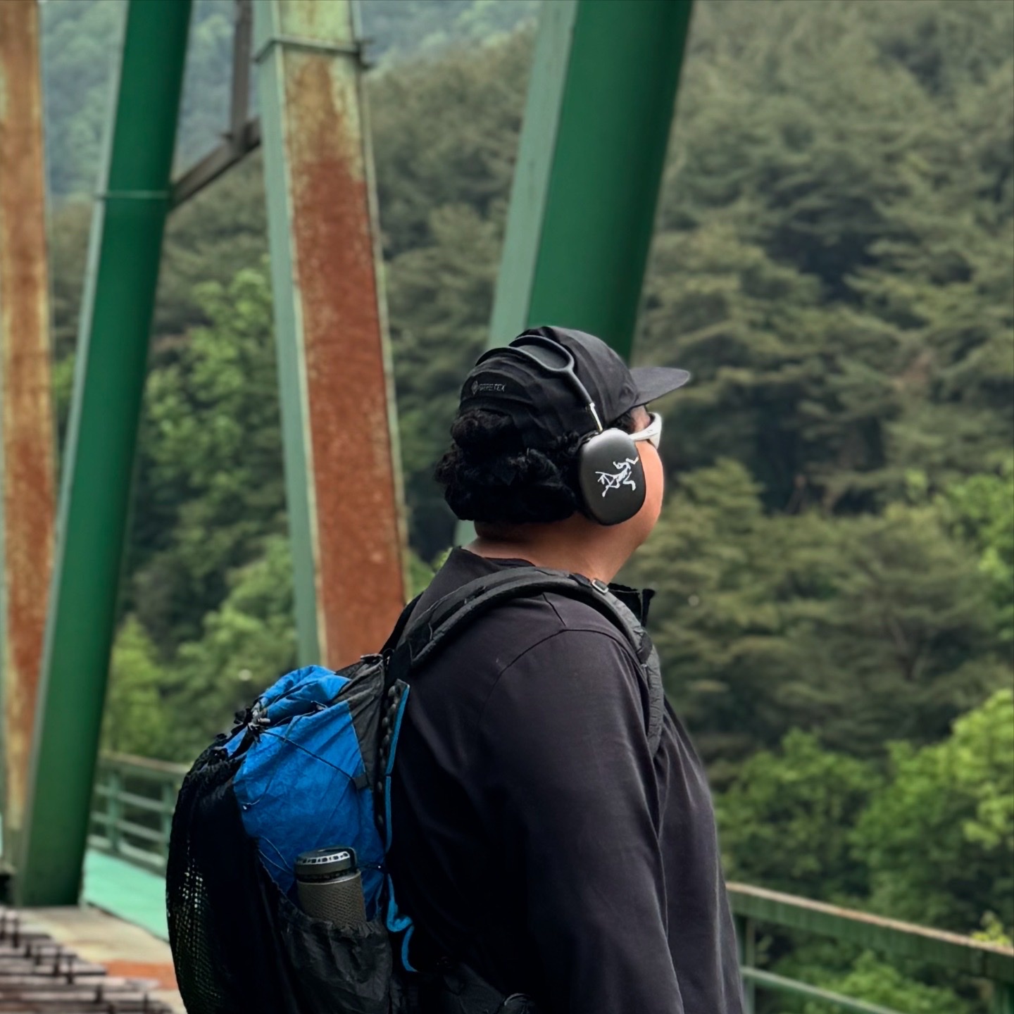 Apple AirPods Max Lightning Space Gray (Korean Ver.), Arc'teryx Gore 5 Panel Cap Black 착용 스타일