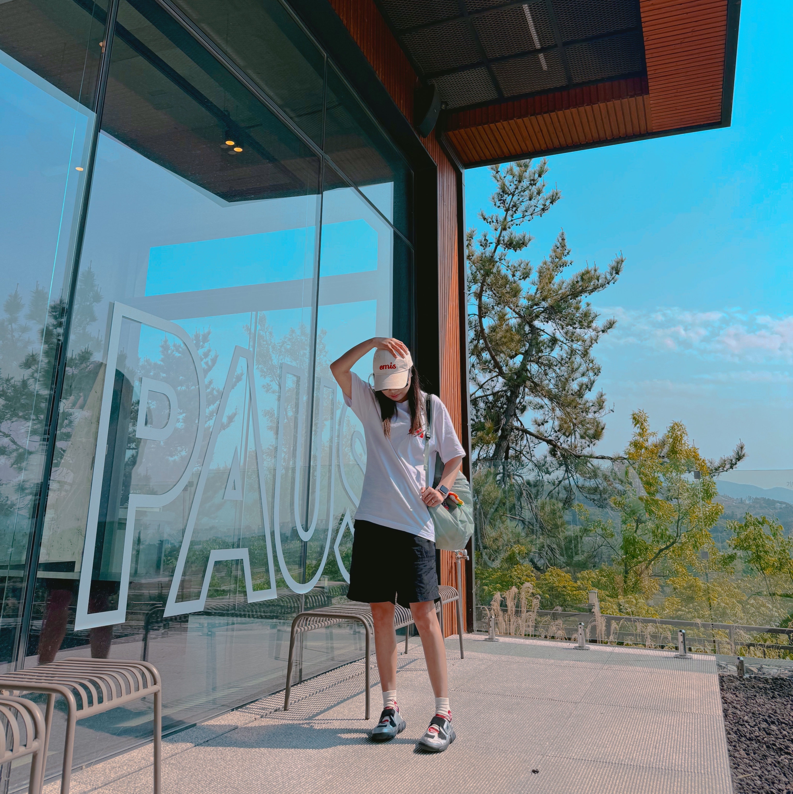 Arc'teryx Heliad 15 Backpack Stone Green, Palace Ripped Tri T-Shirt White - 25SS 착용 스타일 - 2