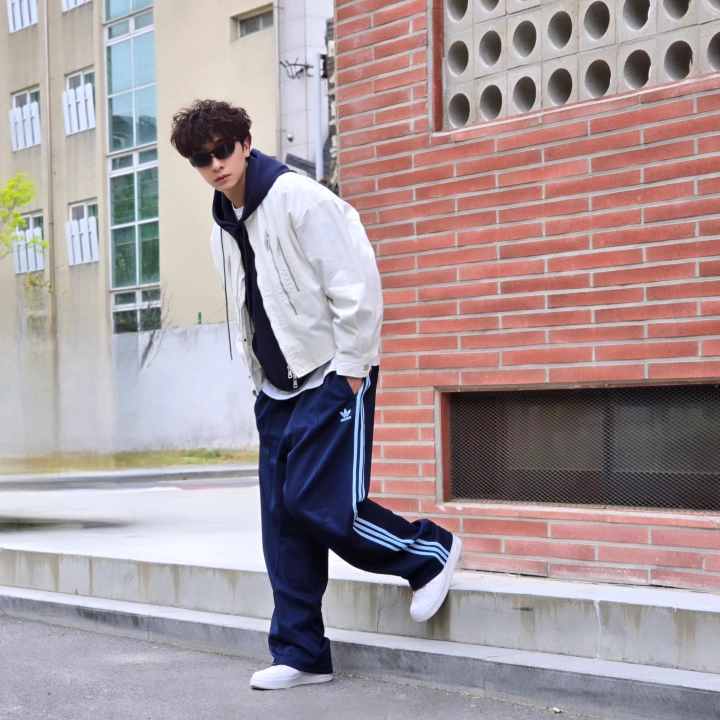 Adidas Adicolor Baggy Fit Firebird Track Pants Night Indigo - KR Sizing, Adidas Adicolor Baggy Fit Firebird Track Pants Night Indigo - US Sizing 착용 스타일 - 1