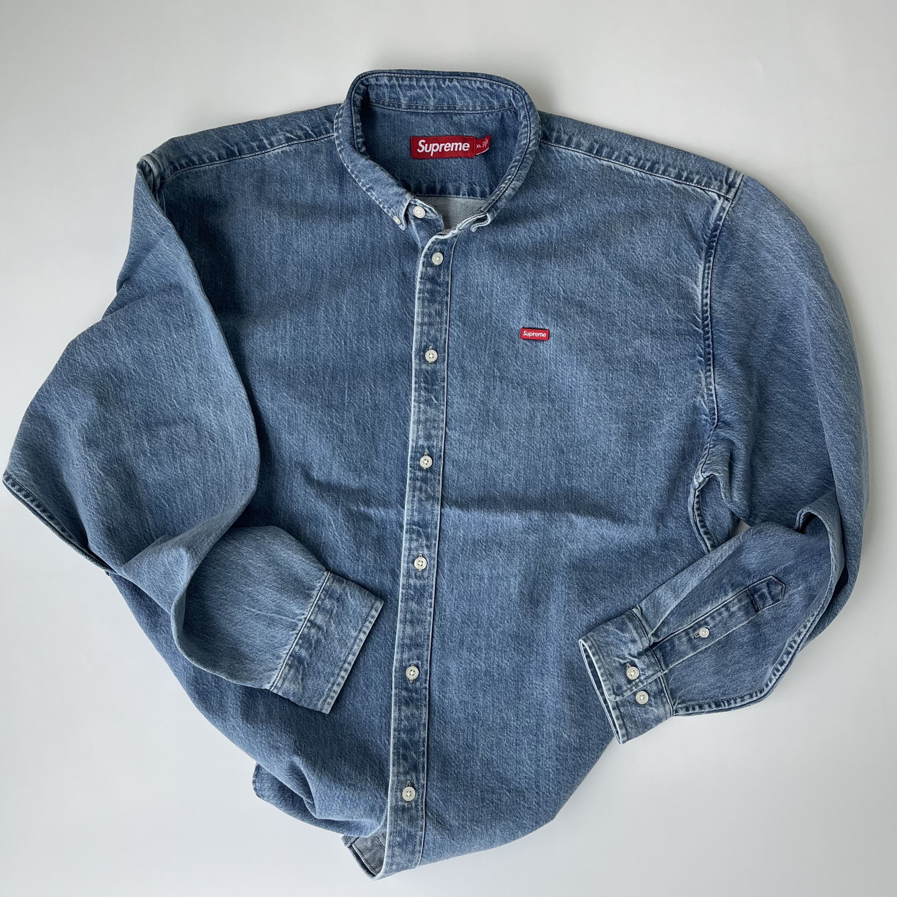 Supreme Small Box Denim Shirt Washed Indigo - 25SS, Supreme Small Box Shirt Rinsed Denim - 24FW 착용 스타일 - 2