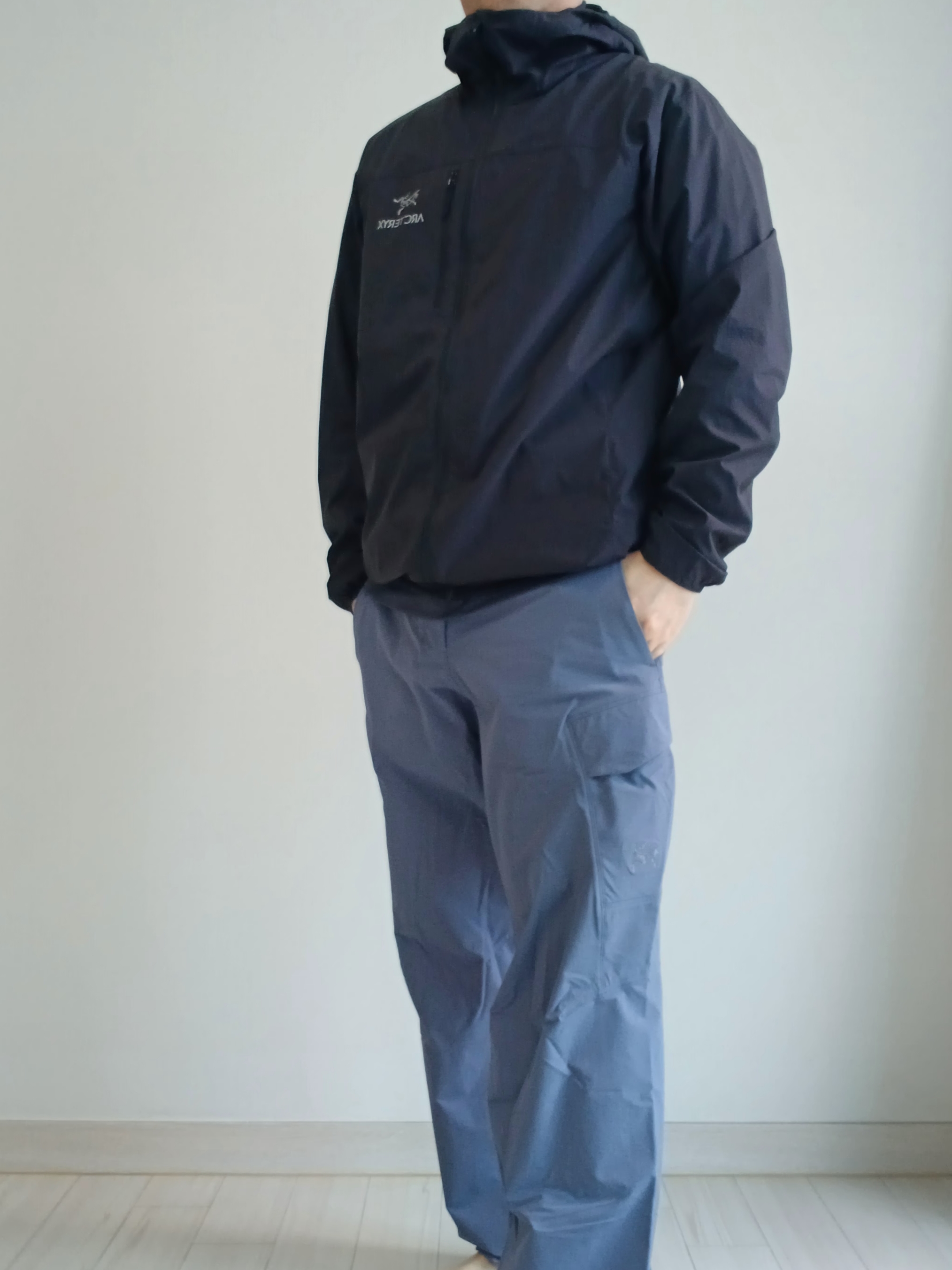 Arc'teryx Rampart Pants Stratus, Arc'teryx Cormac Logo SS T-Shirt Black Sapphire Heather 착용 스타일 - 5