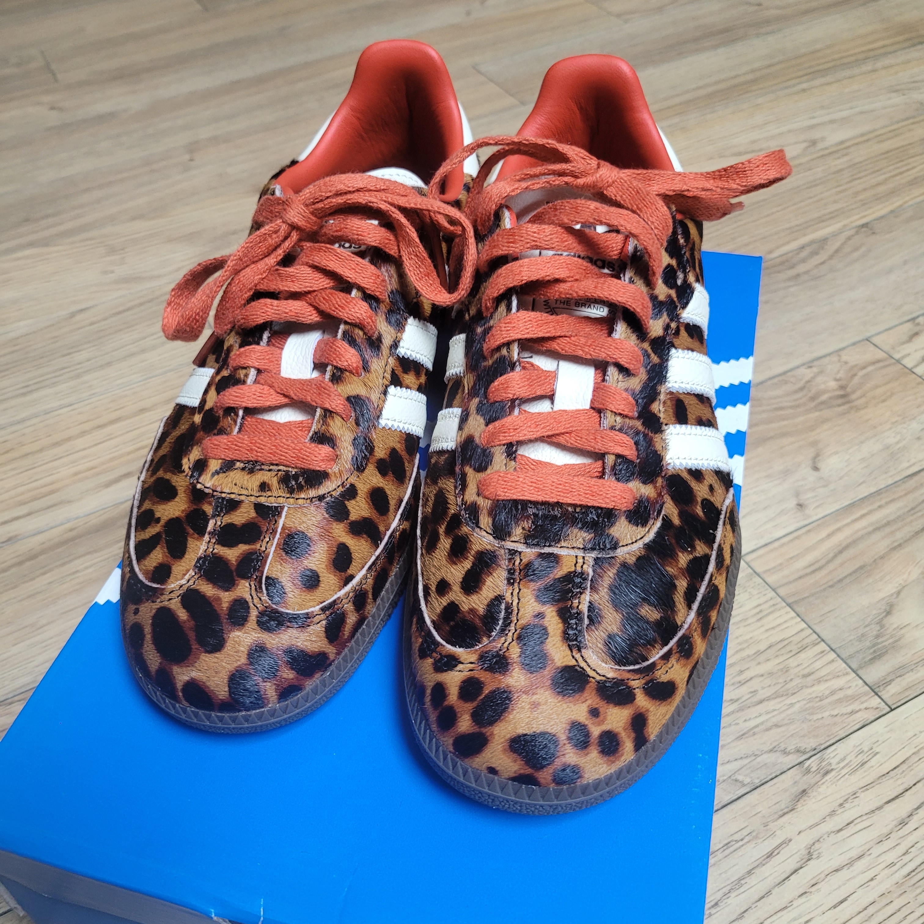 (W) Adidas Samba OG Core Black Preloved Red 착용 스타일 - 2