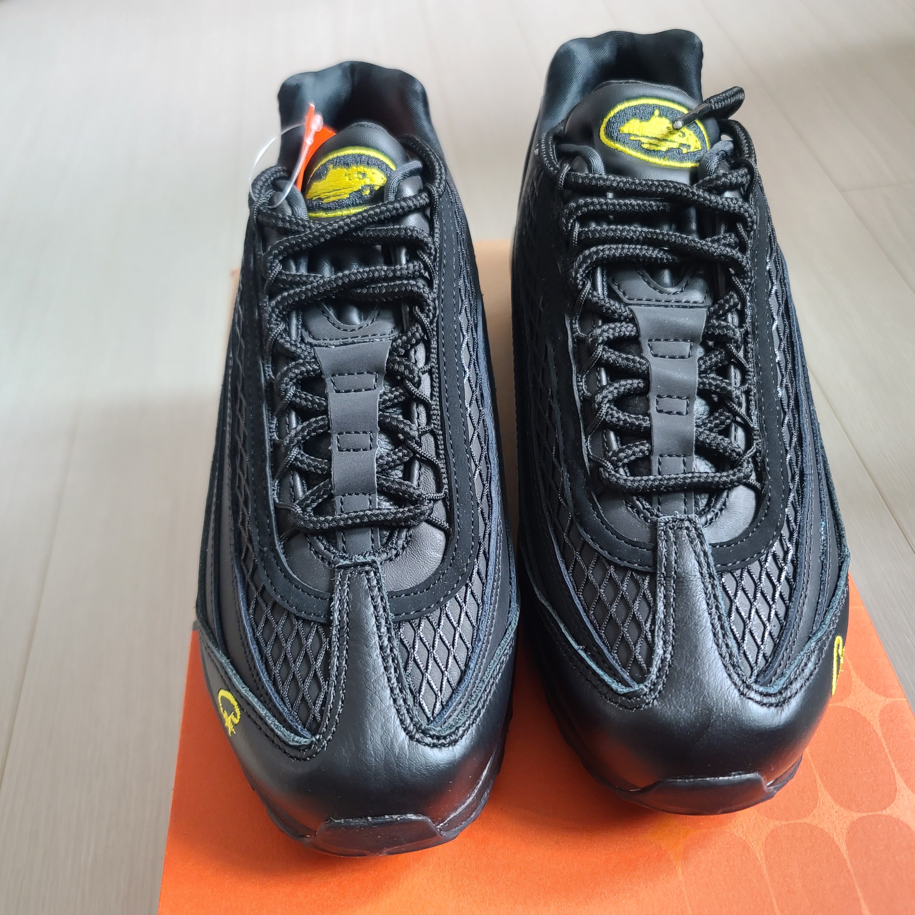 Nike x Corteiz Air Max 95 Black and Tour Yellow 착용 스타일 - 4