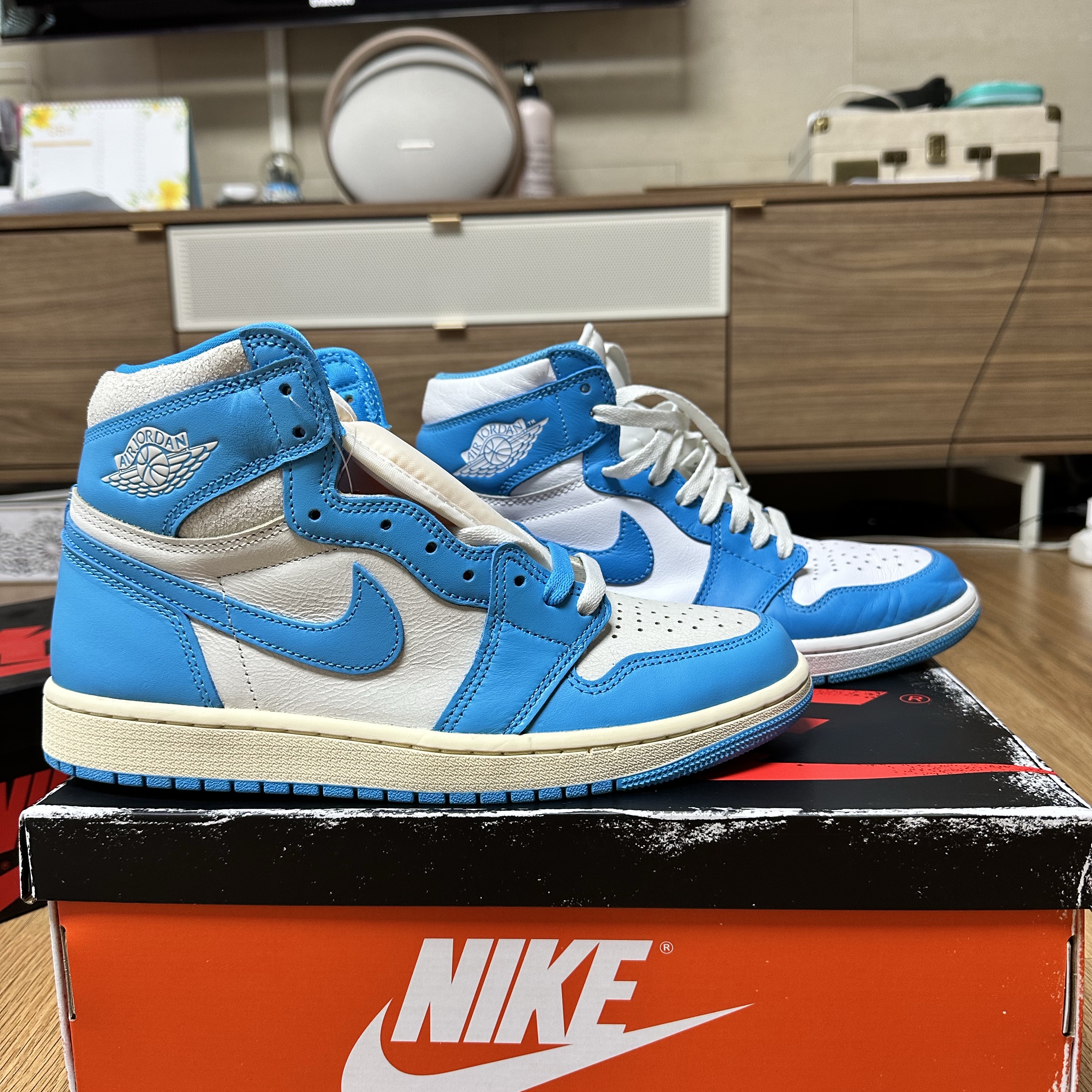Jordan 1 Retro High OG UNC Reimagined, Jordan 1 Retro UNC 착용 스타일 - 2