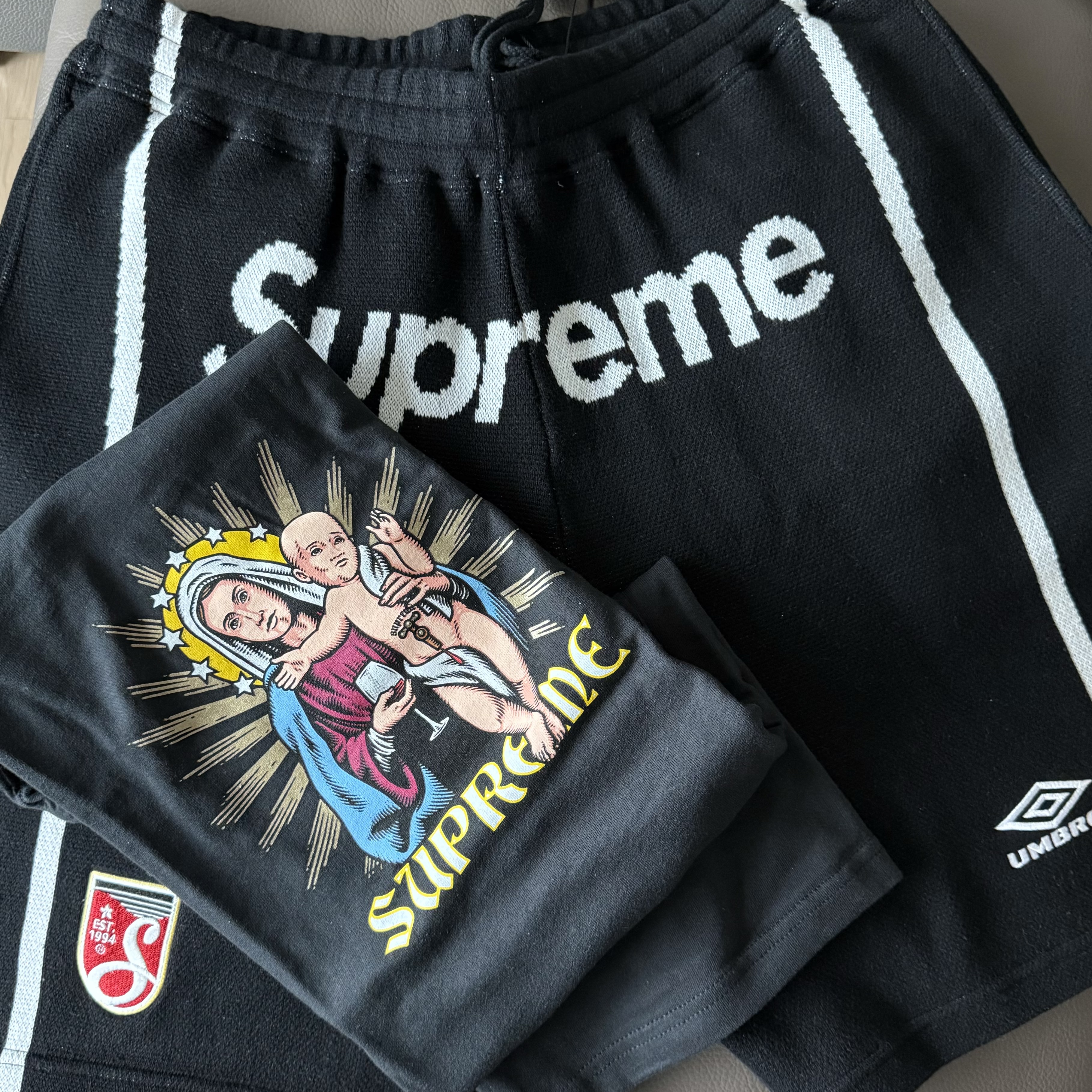 Supreme Blood T-Shirt Black - 24FW, Supreme x Umbro Knit Soccer Shorts Black - 25SS 착용 스타일