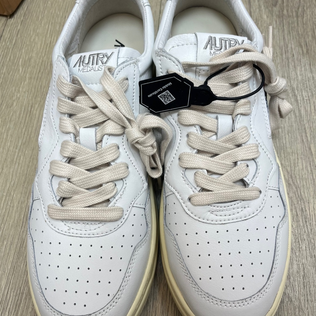 Autry Medalist Low Leather Sneakers White 착용 스타일 - 2