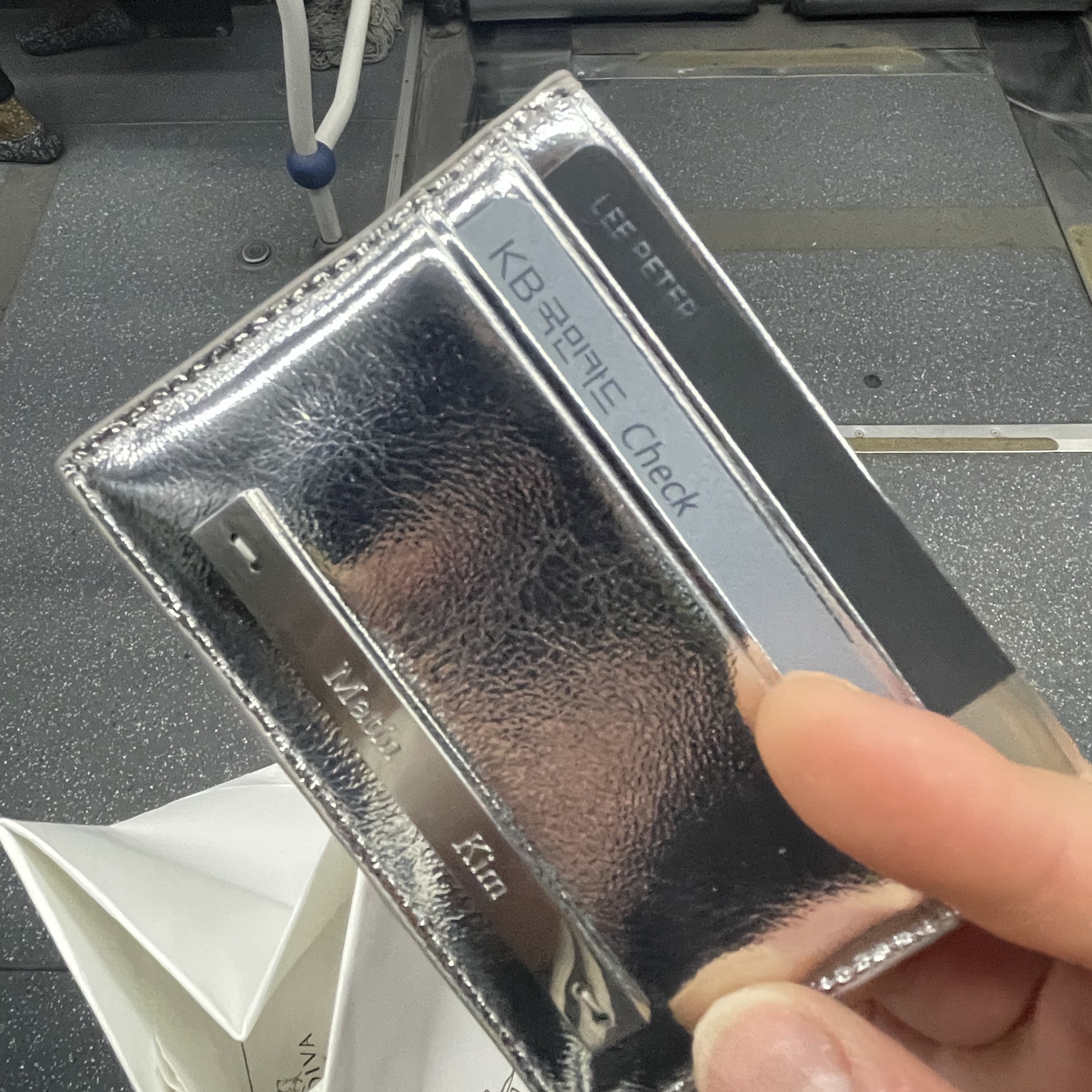 Matin Kim Vintage Card Wallet Silver 착용 스타일