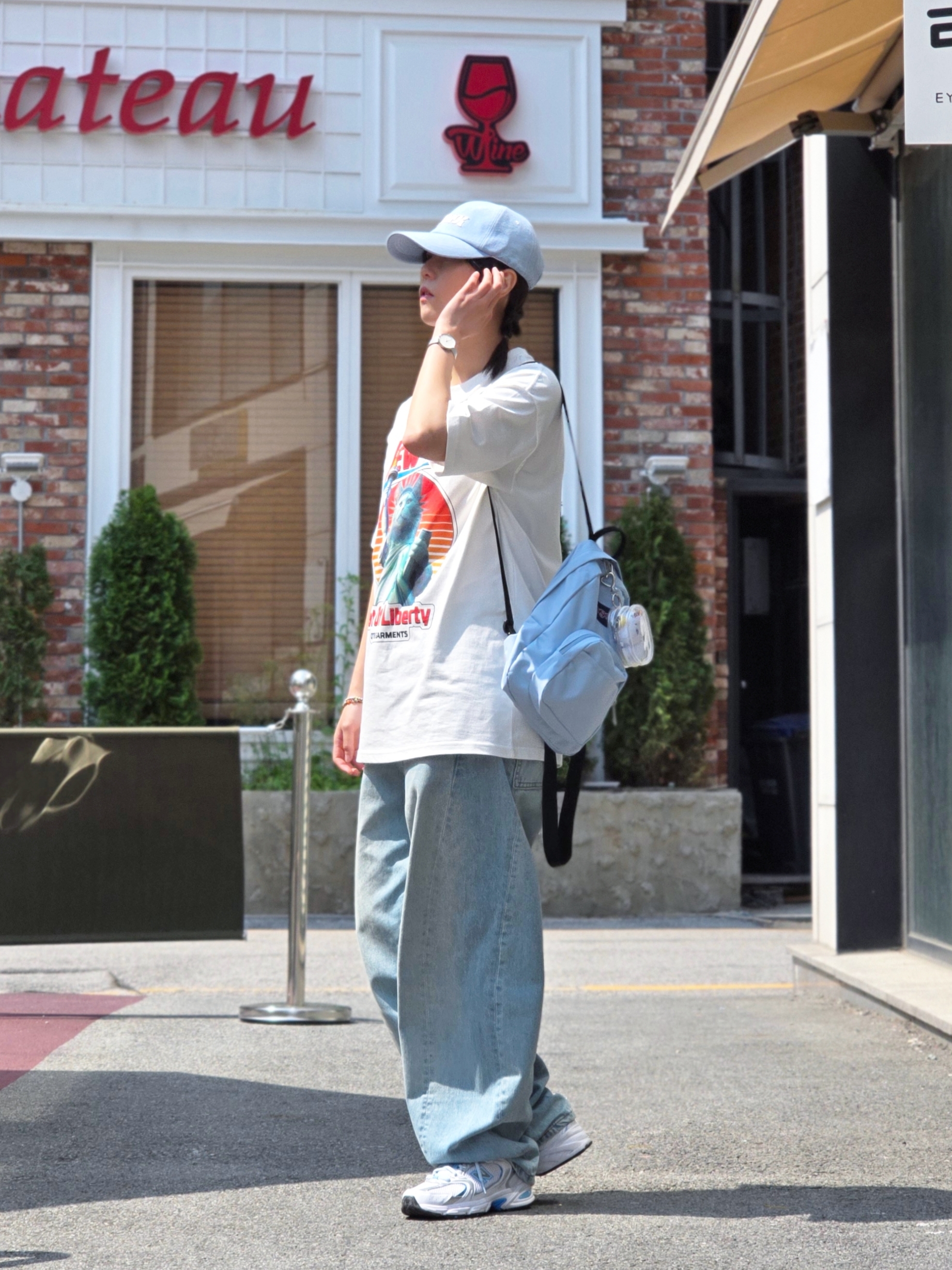 QT8 GARMENTS Cat of Liberty Tee Ivory, Jansport Half Pint Mini Backpack Blue Dusk 착용 스타일 - 1