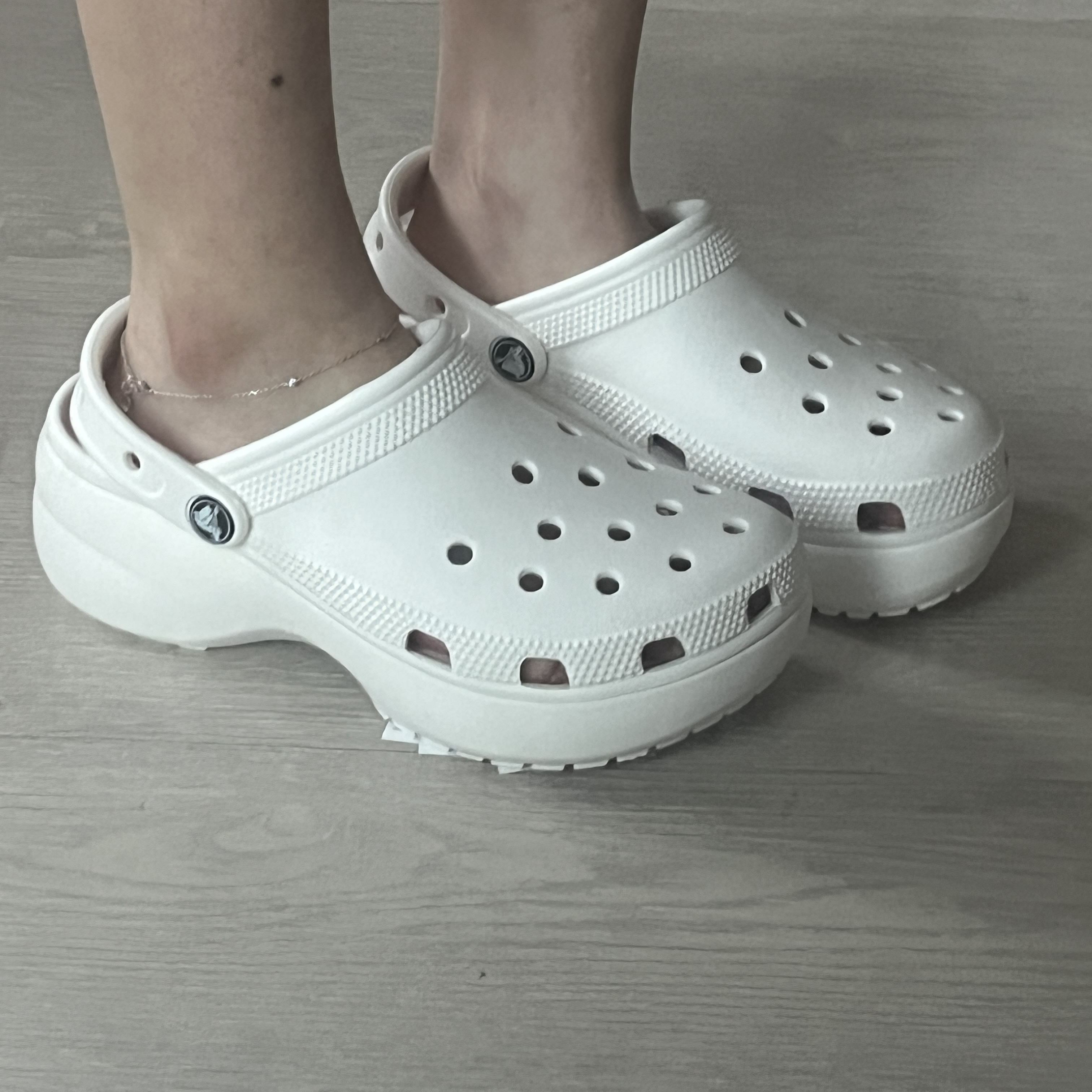 (W) Crocs Classic Platform Clog White 착용 스타일