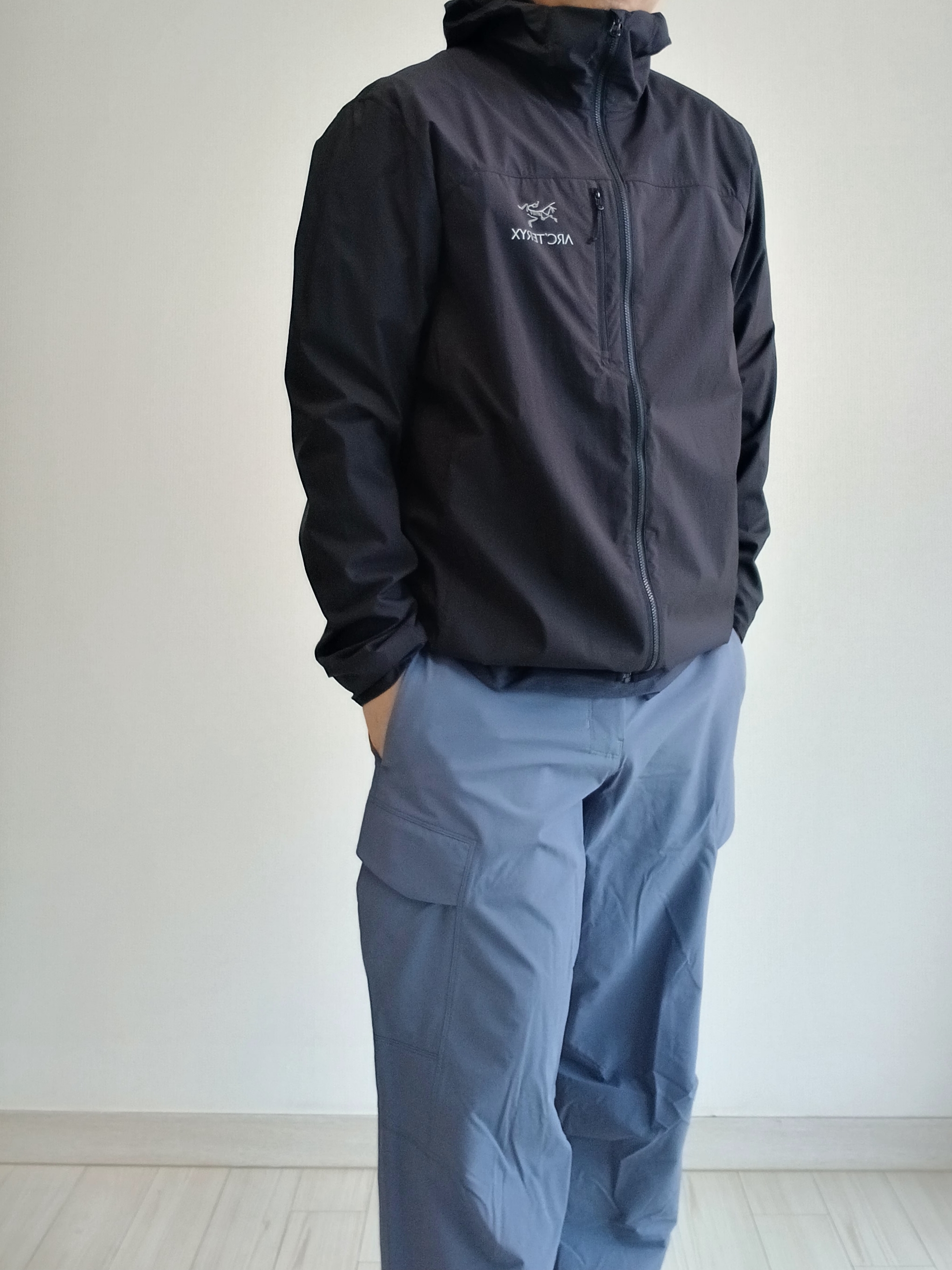 Arc'teryx Rampart Pants Stratus, Arc'teryx Cormac Logo SS T-Shirt Black Sapphire Heather 착용 스타일 - 2