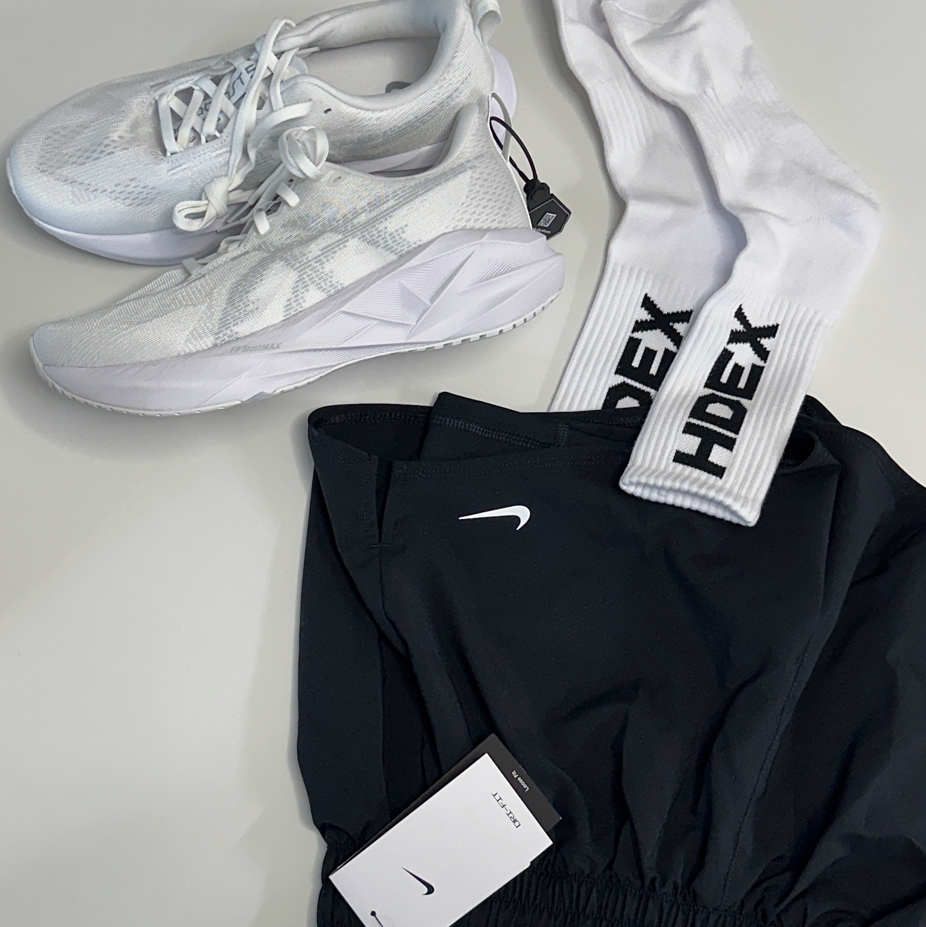 Asics Novablast 5 White Piedmont Grey, (W) Nike One Dri-Fit Mid Rise 3 Inch 2-In-1 Shorts Black - Asia 착용 스타일