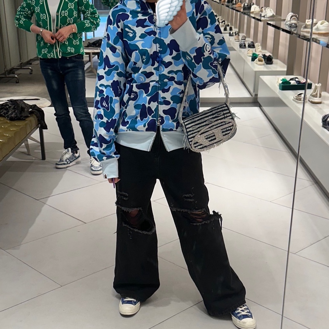 BAPE ABC Camo Shark Full Zip Hoodie Blue, Diesel 1DR Iconic Shoulder Bag in Canvas and Leather Black 착용 스타일
