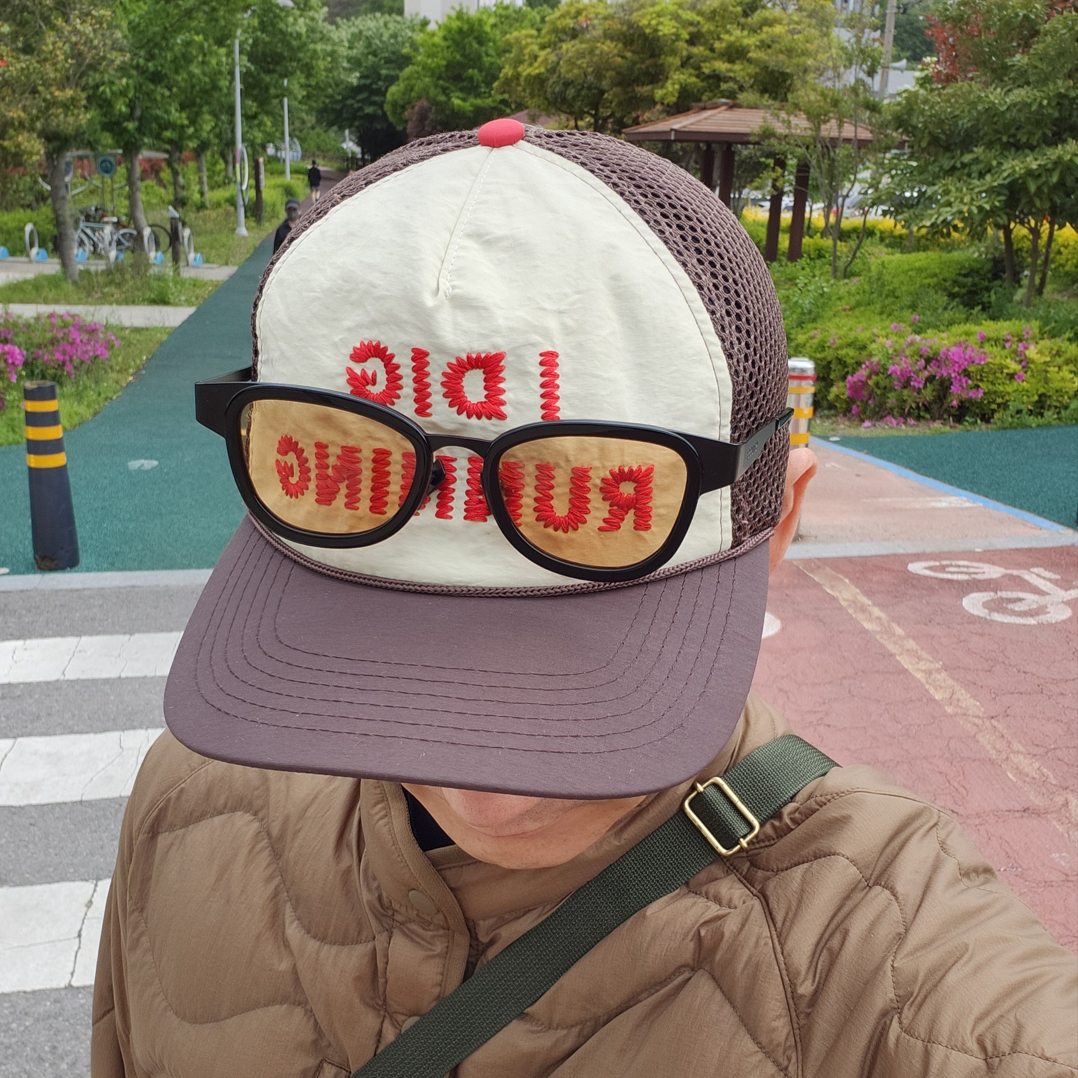 Alex Zono I Dig Running Trucker Hat OG Brown, Stussy Vidal Sunglasses Black Amber Lens 착용 스타일 - 1