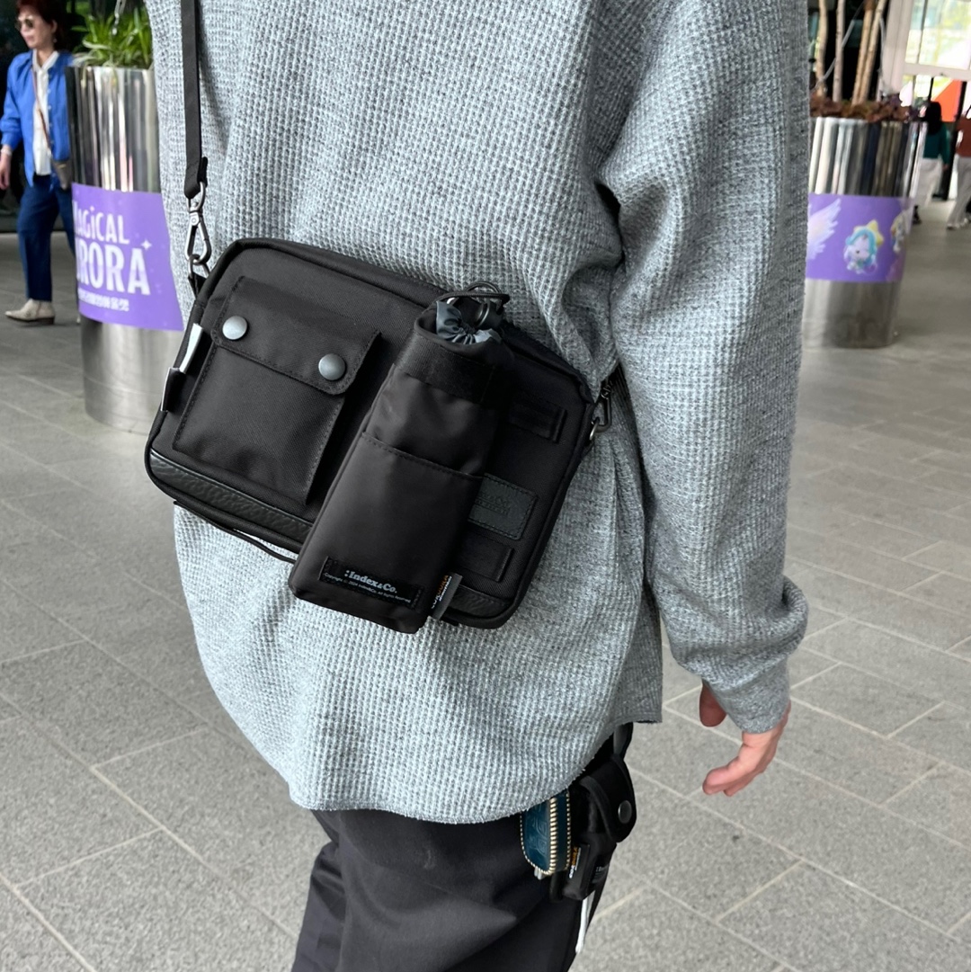 Index&Co. Gadget Shoulder Bag Black, Index&Co. Gadget Glasses Case Black 착용 스타일 - 3