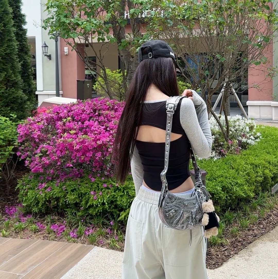 New Era x MoMA New York Yankees Cap Black, Balenciaga Le Cagole XS Shoulder Bag Metallized Silver 착용 스타일 - 2