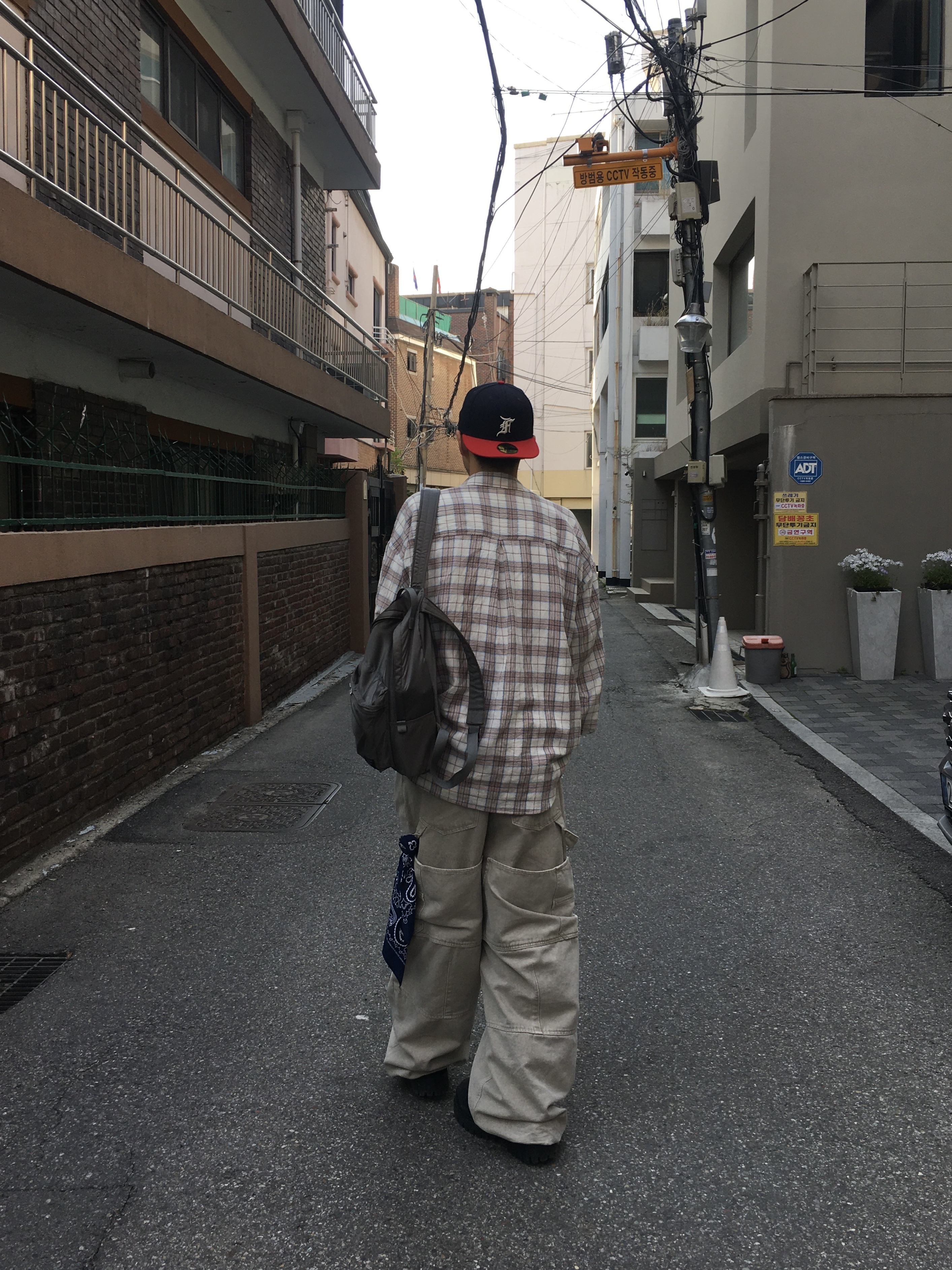 Nonnod Double Knee Cover Pants Vintage Beige 착용 스타일 - 1