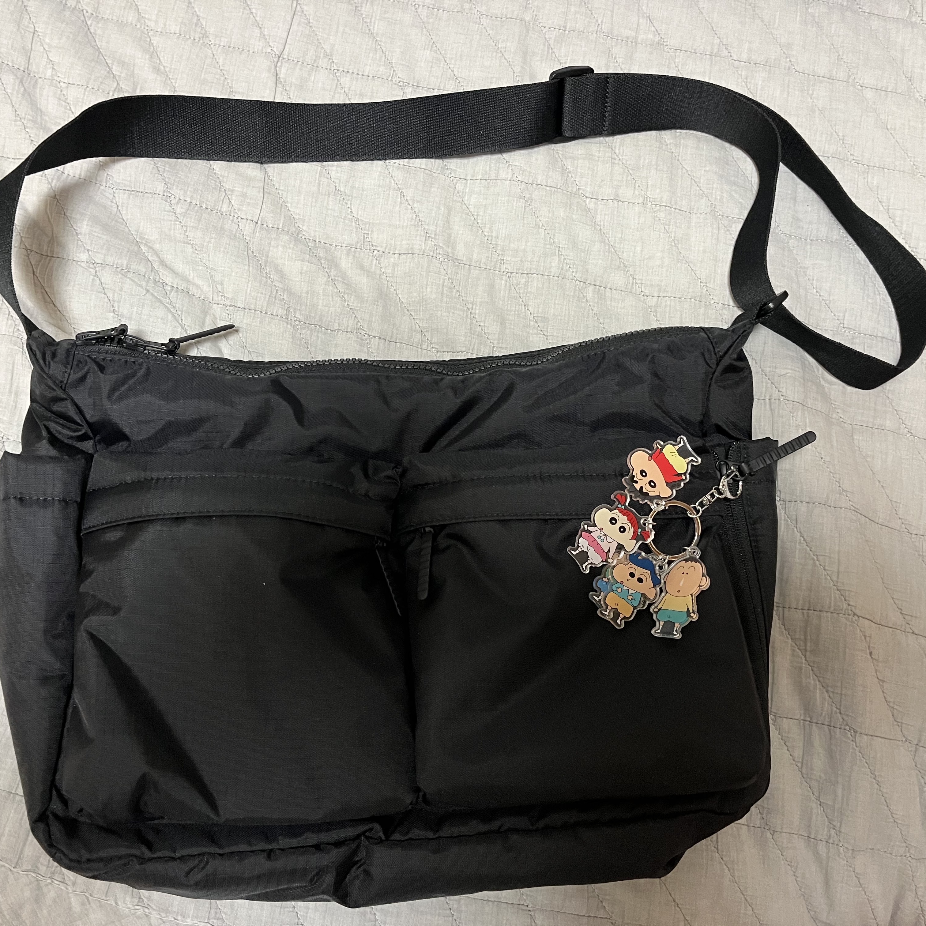 Daewonmedia Crayon Shin Chan Waggle-Waggle Keyring Baby, Uniqlo Multi Pocket Shoulder Bag Black 착용 스타일
