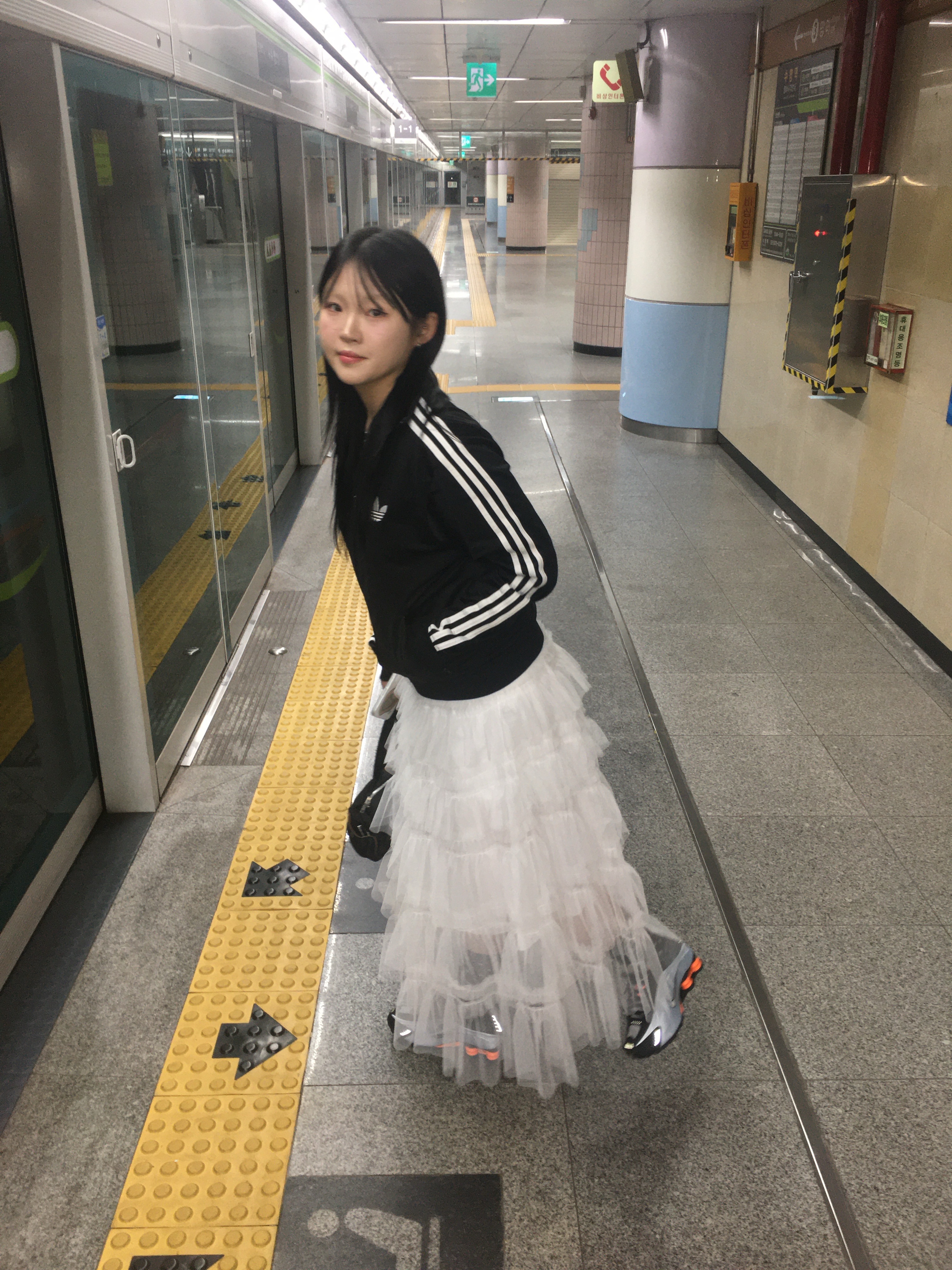 (W) Nike Shox R4 Blue Tint Total Orange 착용 스타일 - 2