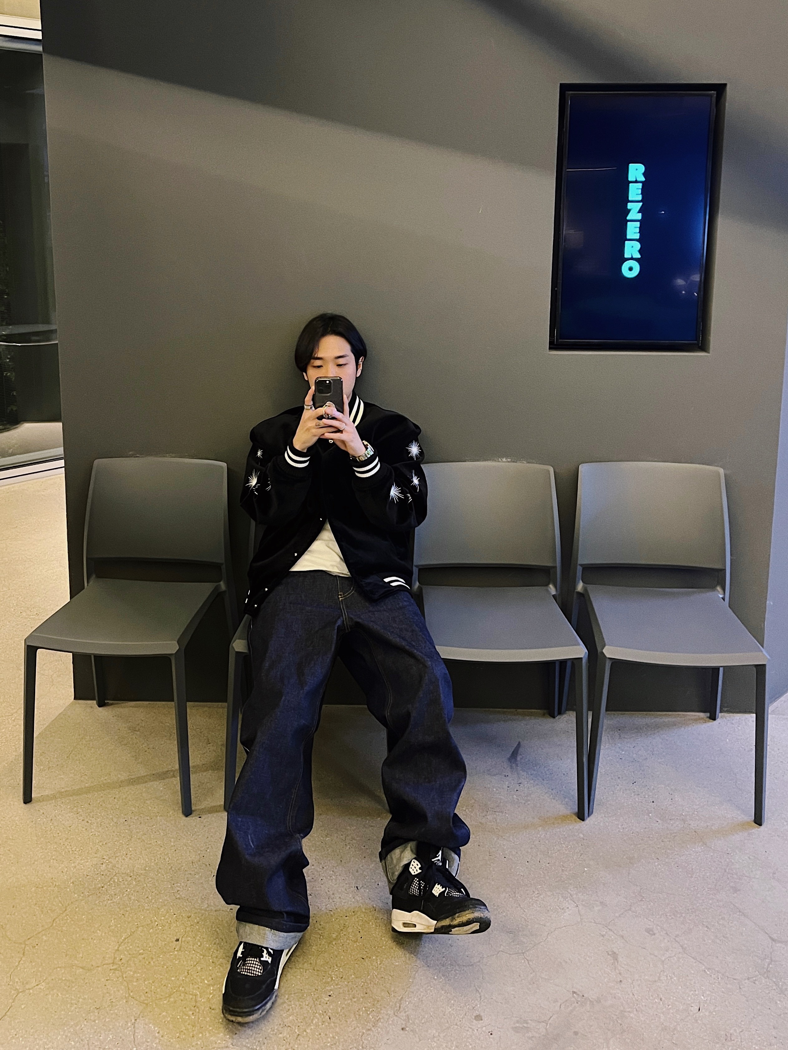 STU Embroidery Velvet Varsity Black, STU  Embroidery Velvet Denim Pants Black 착용 스타일 - 1