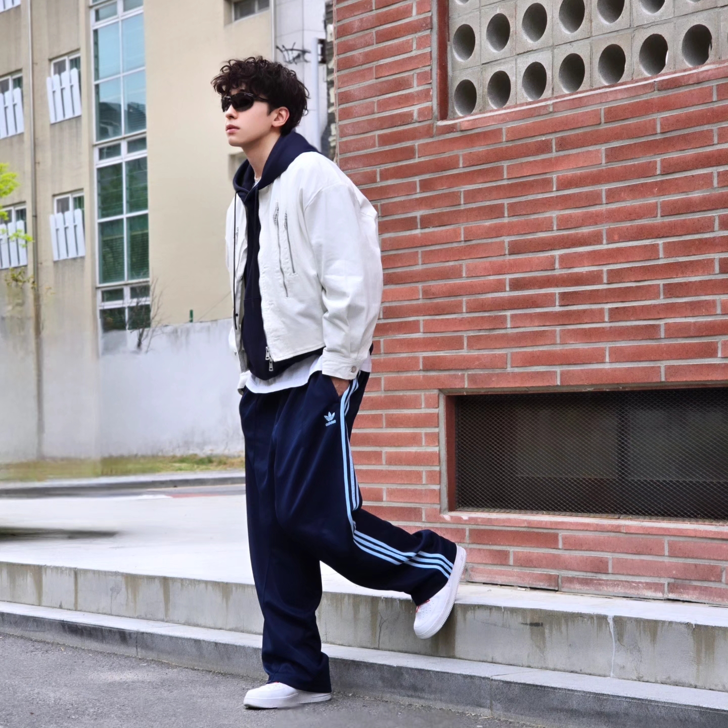 Adidas Adicolor Baggy Fit Firebird Track Pants Night Indigo - KR Sizing, Adidas Adicolor Baggy Fit Firebird Track Pants Night Indigo - US Sizing 착용 스타일 - 5