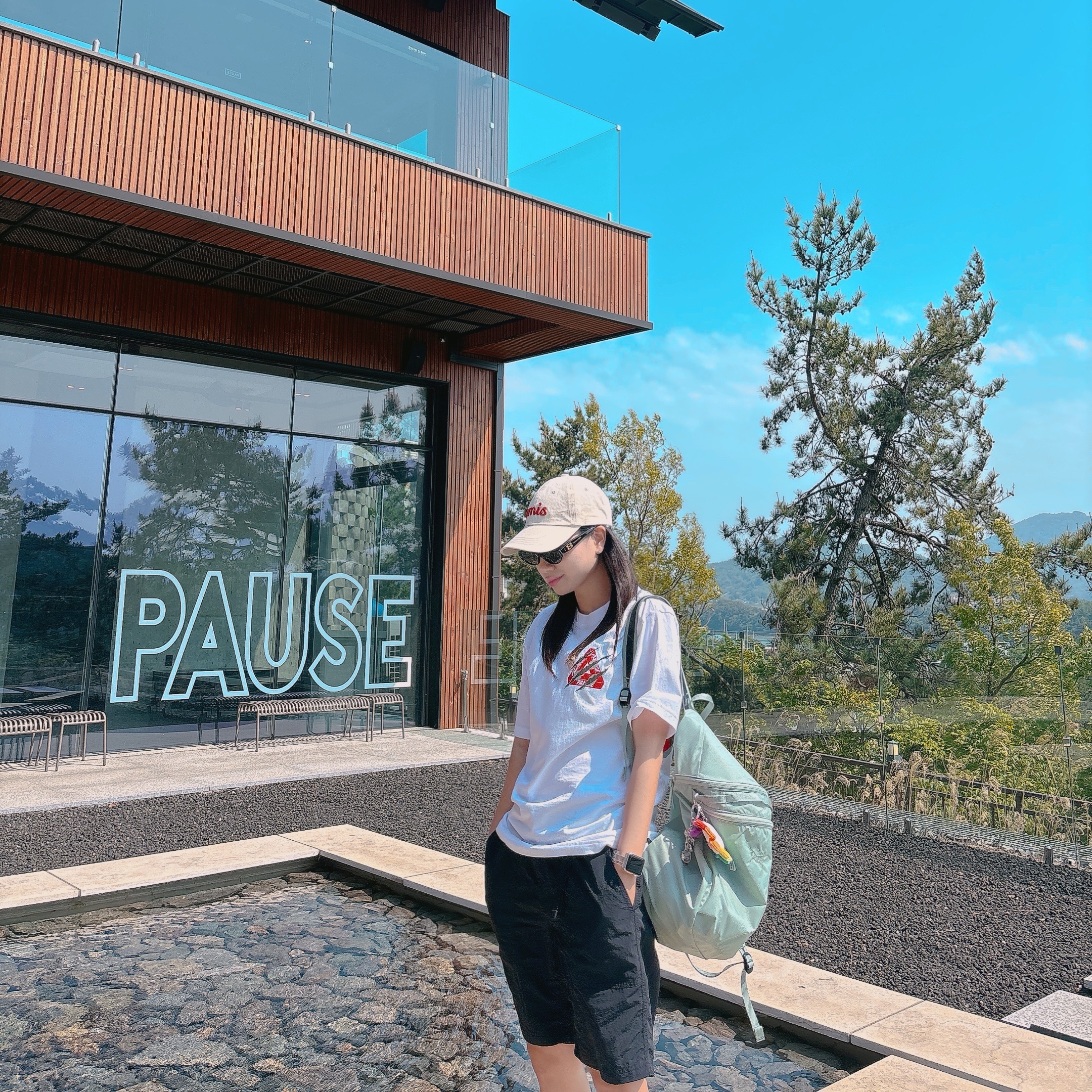 Arc'teryx Heliad 15 Backpack Stone Green, Palace Ripped Tri T-Shirt White - 25SS 착용 스타일 - 1