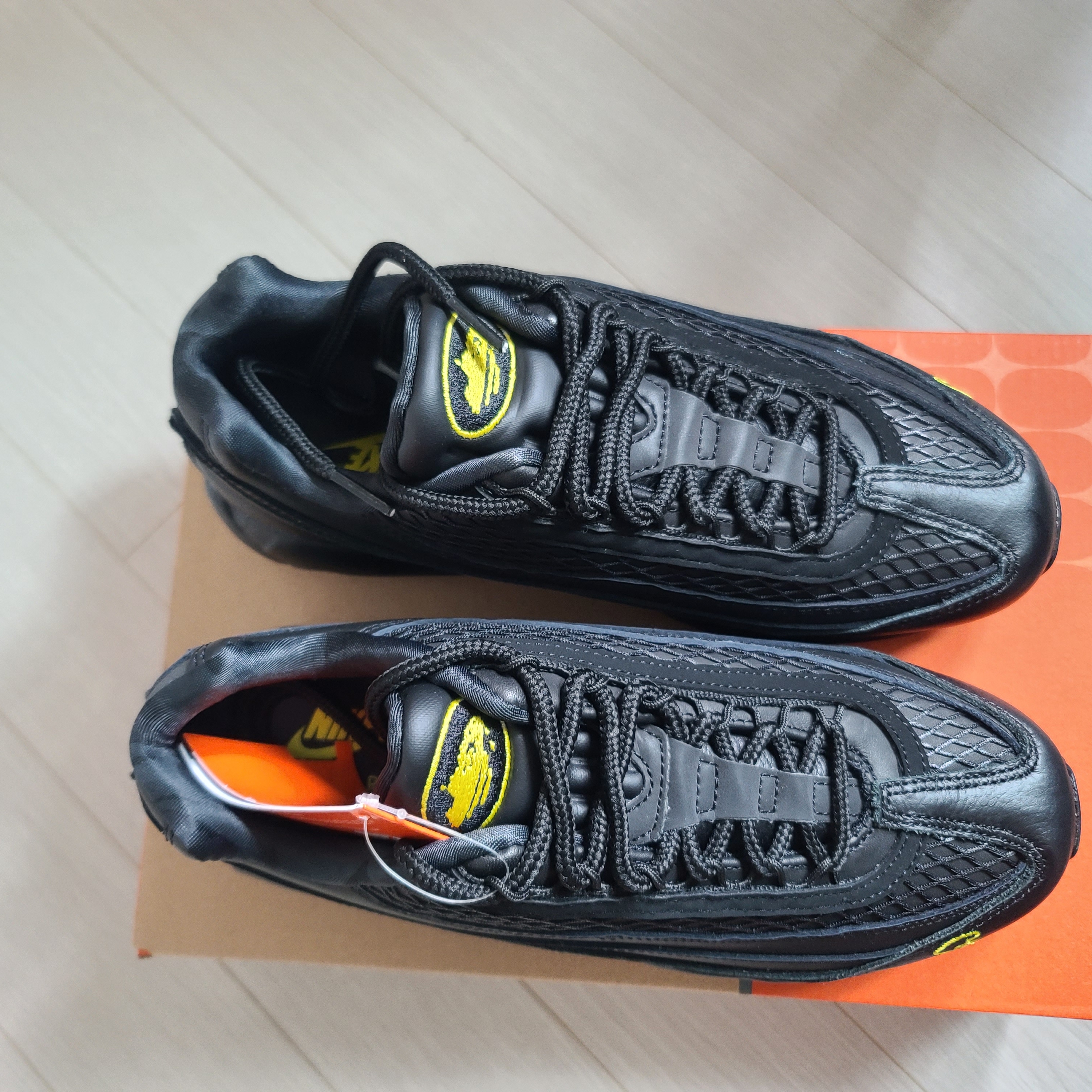 Nike x Corteiz Air Max 95 Black and Tour Yellow 착용 스타일 - 2