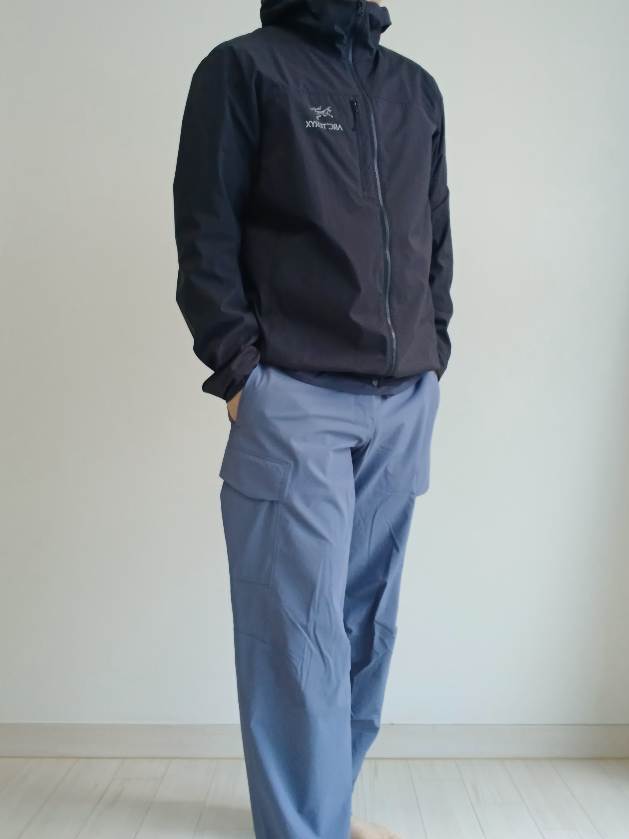 Arc'teryx Rampart Pants Stratus, Arc'teryx Cormac Logo SS T-Shirt Black Sapphire Heather 착용 스타일 - 6