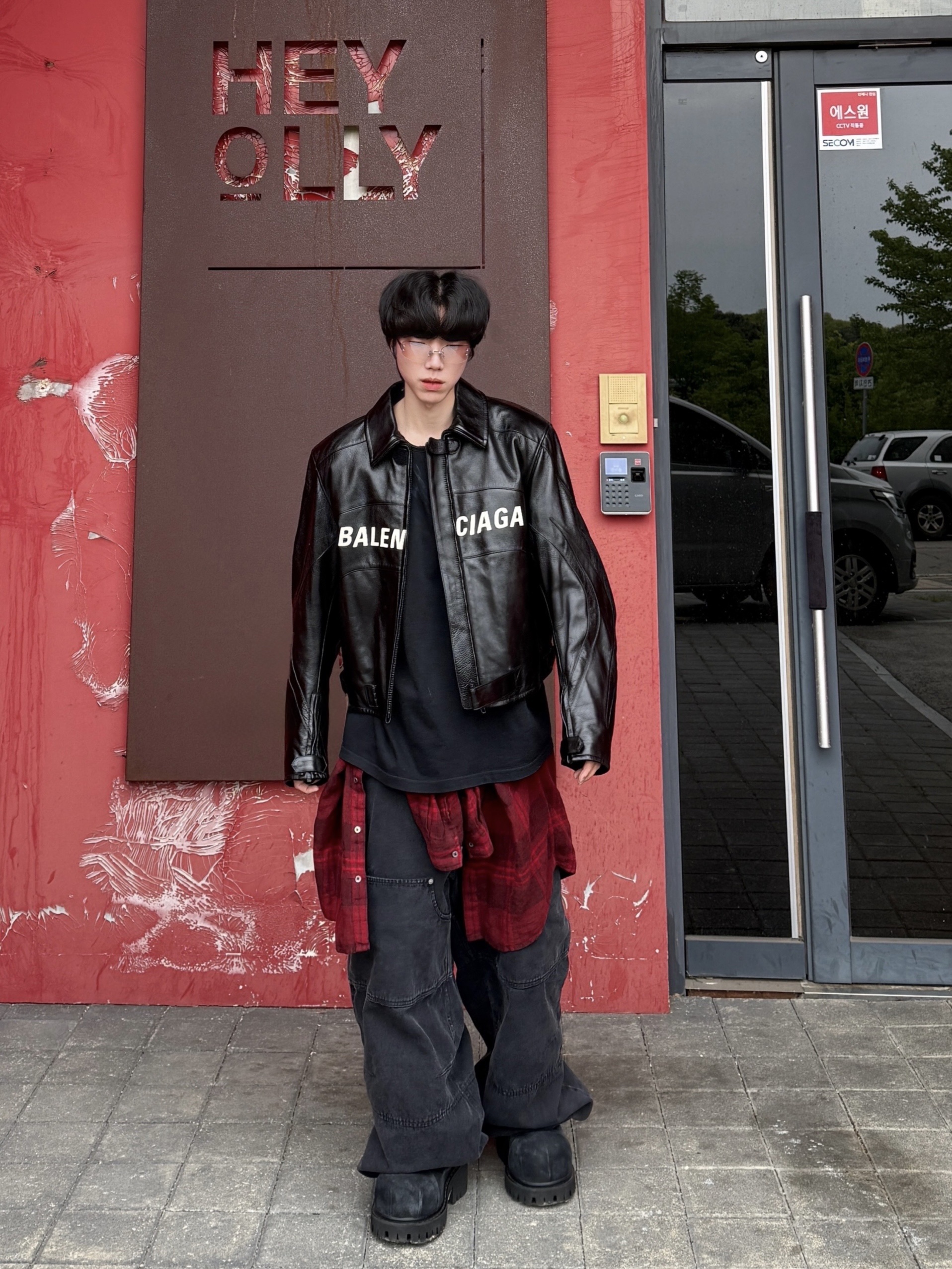Kamien x MJD Double Hole Belt Black Shearling Calfskin, Balenciaga Stomper Bootie Black 착용 스타일 - 7