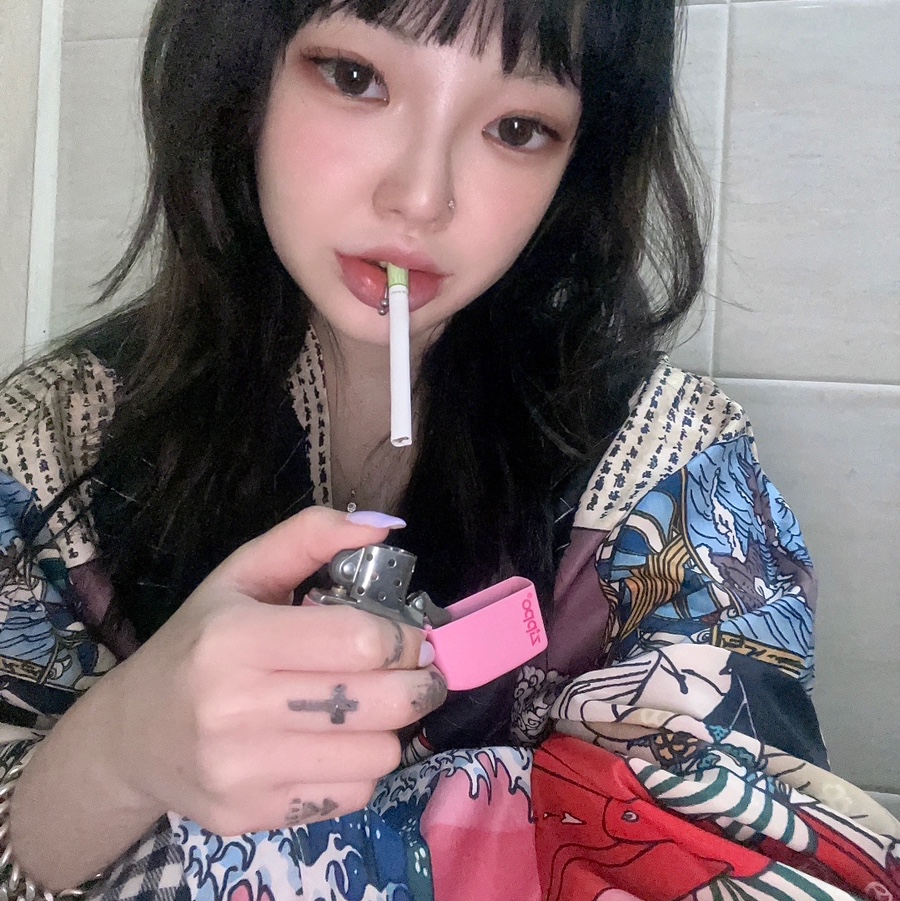 Zippo Classic Matte Logo Lighter Pink 착용 스타일 - 1