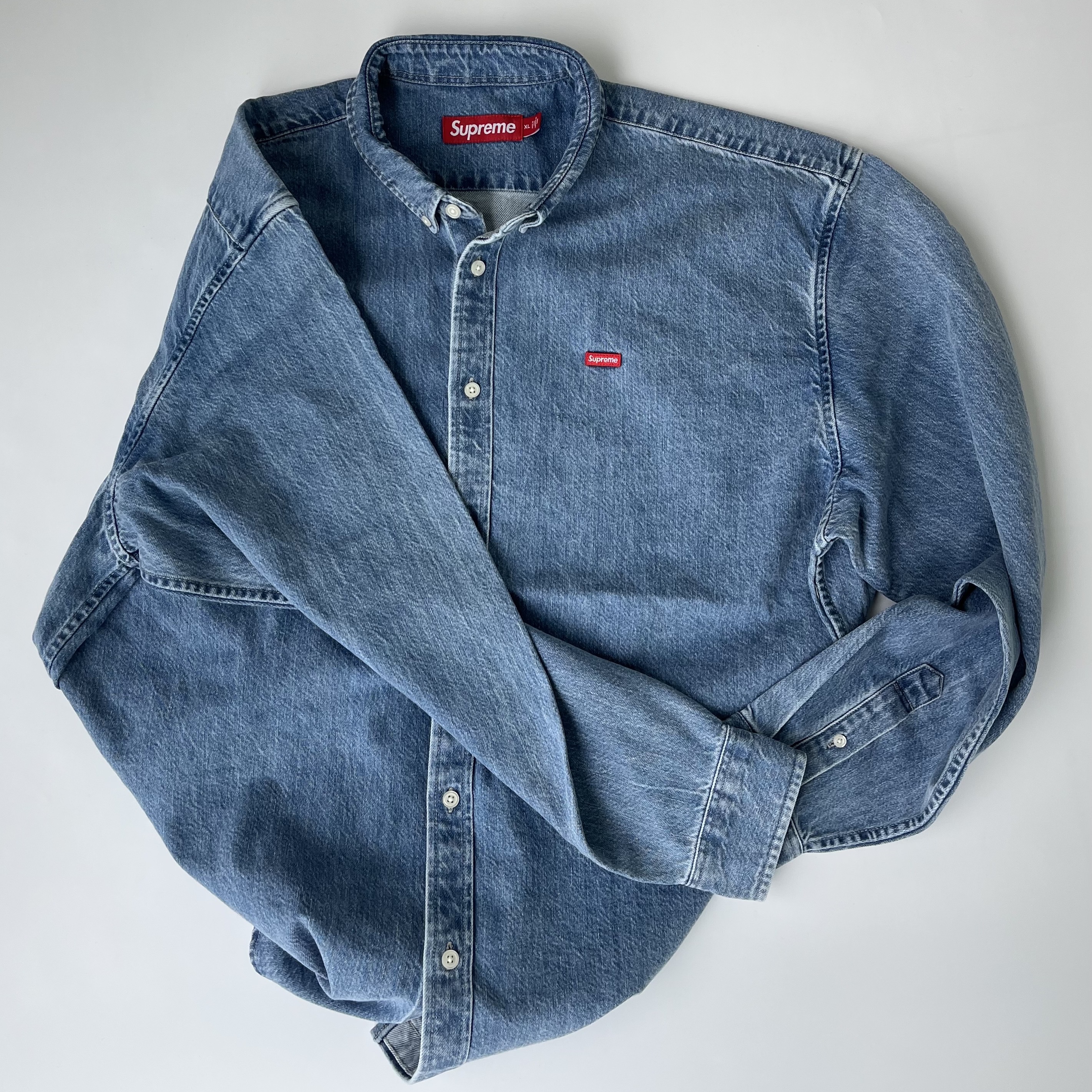 Supreme Small Box Denim Shirt Washed Indigo - 25SS, Supreme Small Box Shirt Rinsed Denim - 24FW 착용 스타일 - 4