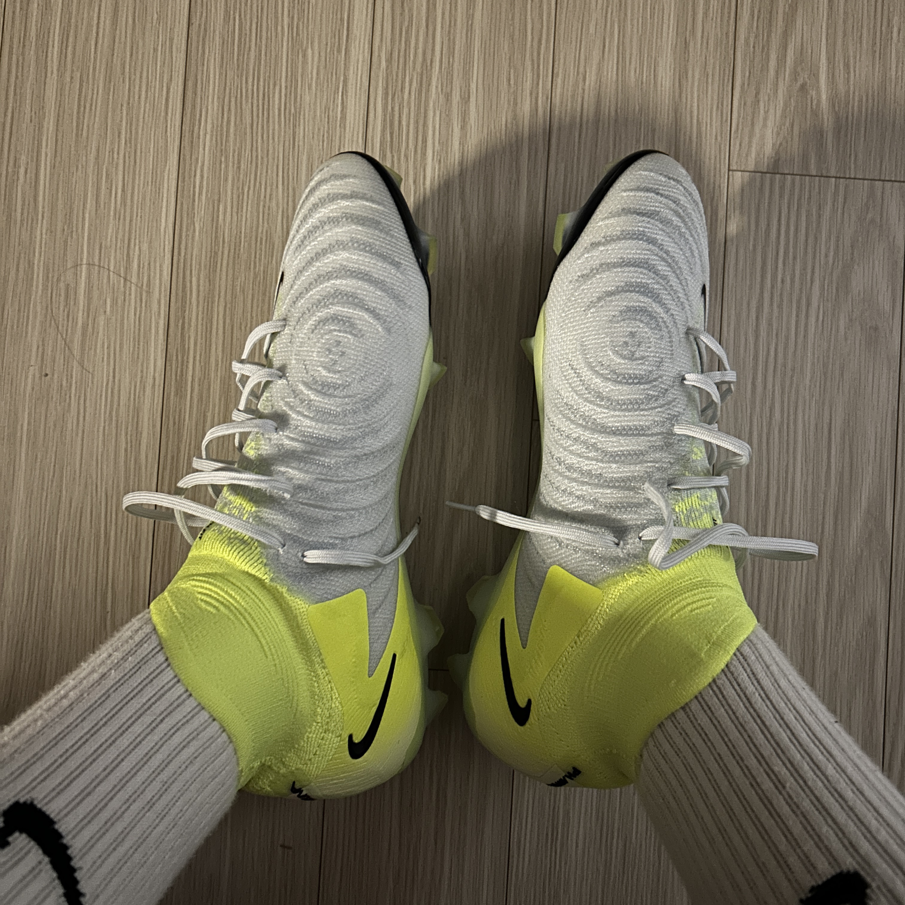 Nike Phantom Luna 2 Elite FG  Metallic Silver Volt 착용 스타일 - 2