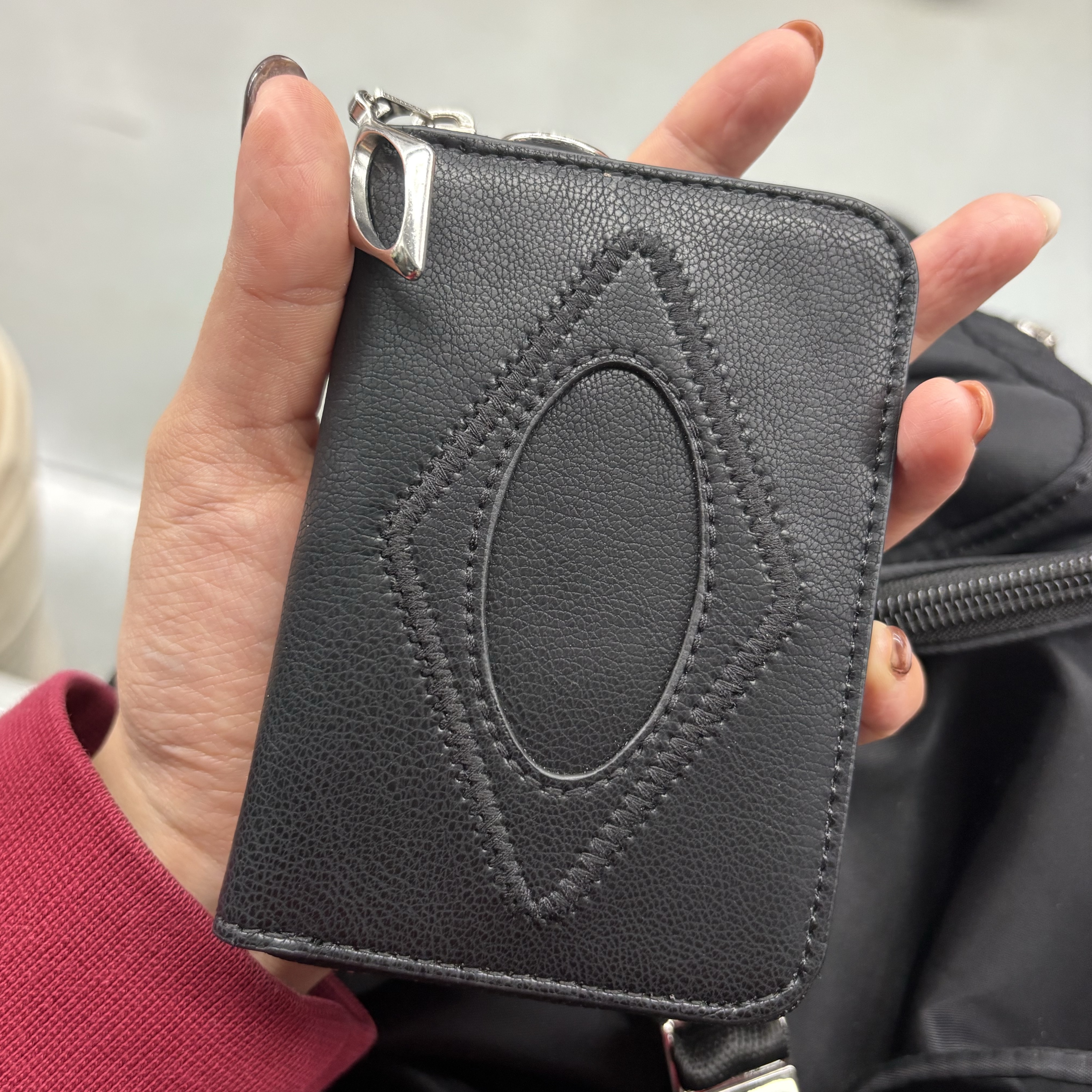 Mischief Rhombus Zip Around Wallet Black 착용 스타일